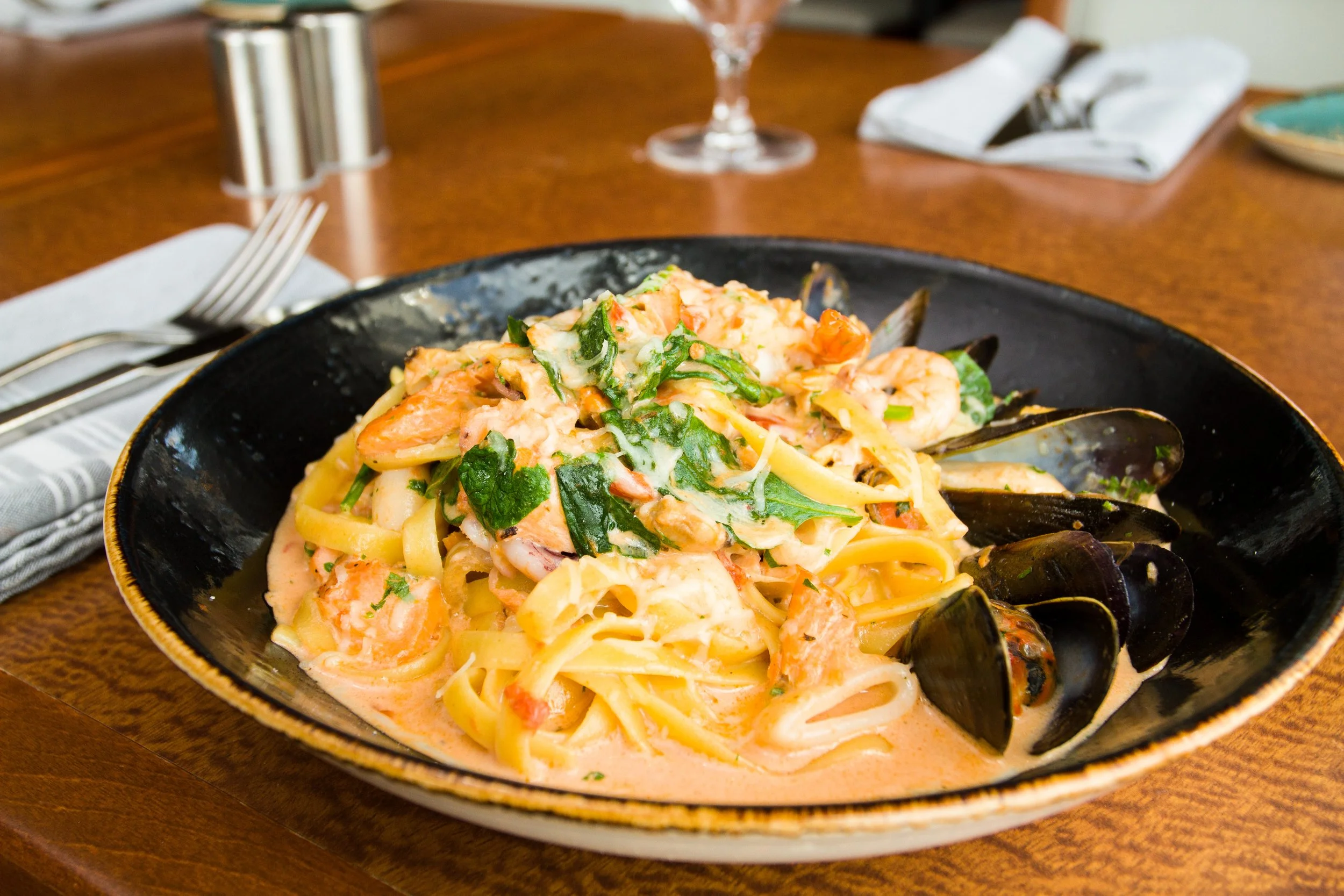 seafoodfettuccine-oliogrille-sta-apr2024-3.JPG