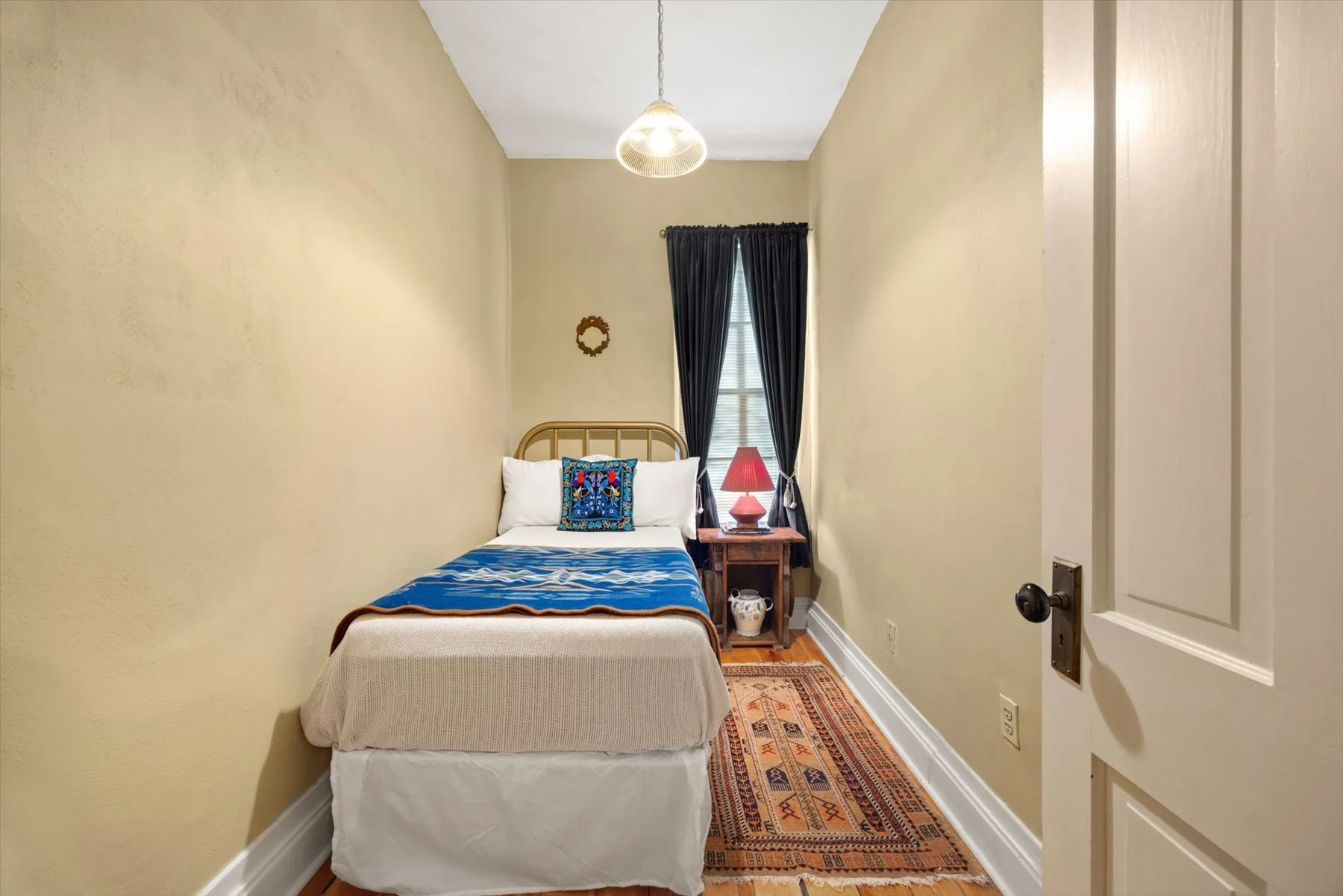 oldhouse - singlebed01.jpg