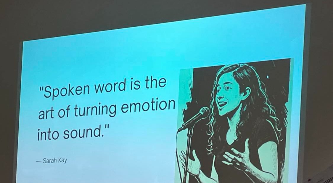 Zitierquote mit dem Text: "Spoken word ist die Kunst, Emotionen in Klang umzuwandeln." von Sarah Kay, daneben eine Illustration einer Frau mit dunklen, lockigen Haaren, die vor einem Mikrofon spricht.