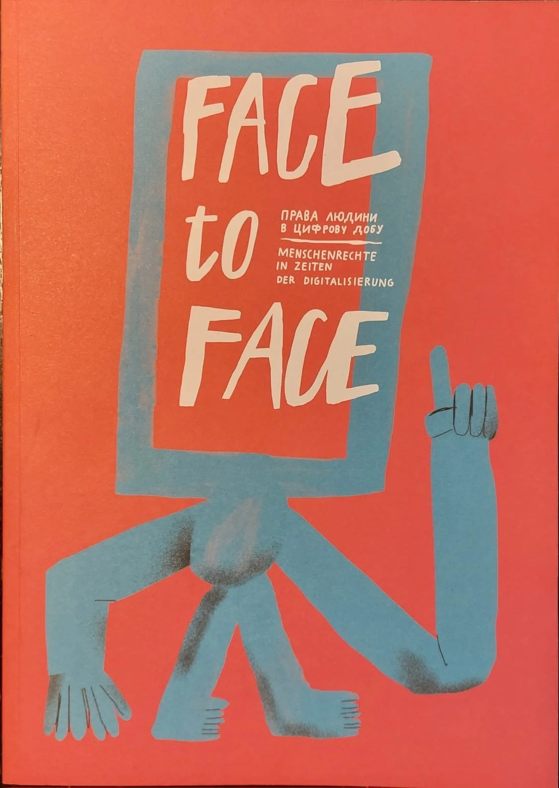 Grafik mit einem stilisierten humanoiden Wesen, dessen Kopf ein Bildschirm ist. Auf dem Bildschirm steht "Face to Face" und zusätzliche kleine Texte in mehreren Sprachen.