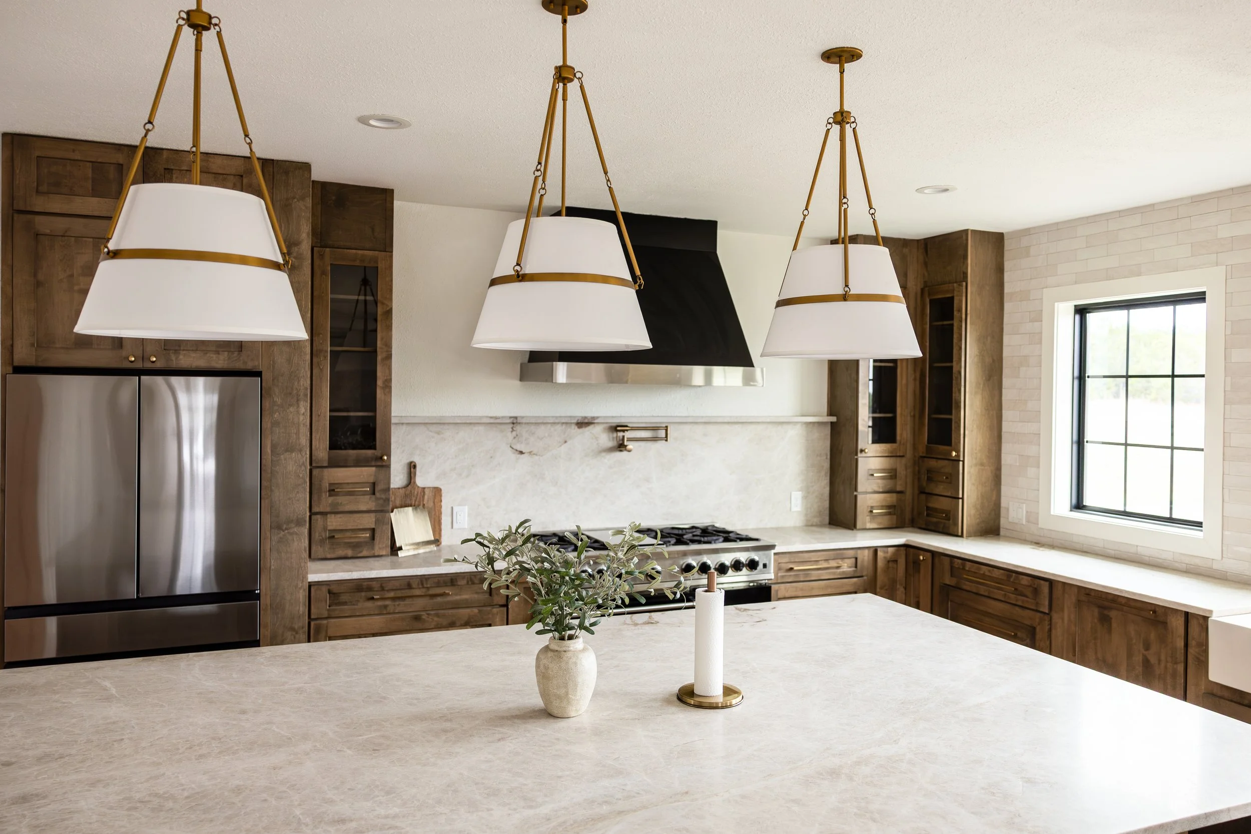 Custom kitchen remodel completed by 1626 Construction in Central Texas. This project showcases expert craftsmanship, custom cabinetry, premium finishes, and a functional layout designed specifically for the homeowners' lifestyle and needs.
Kitchen re