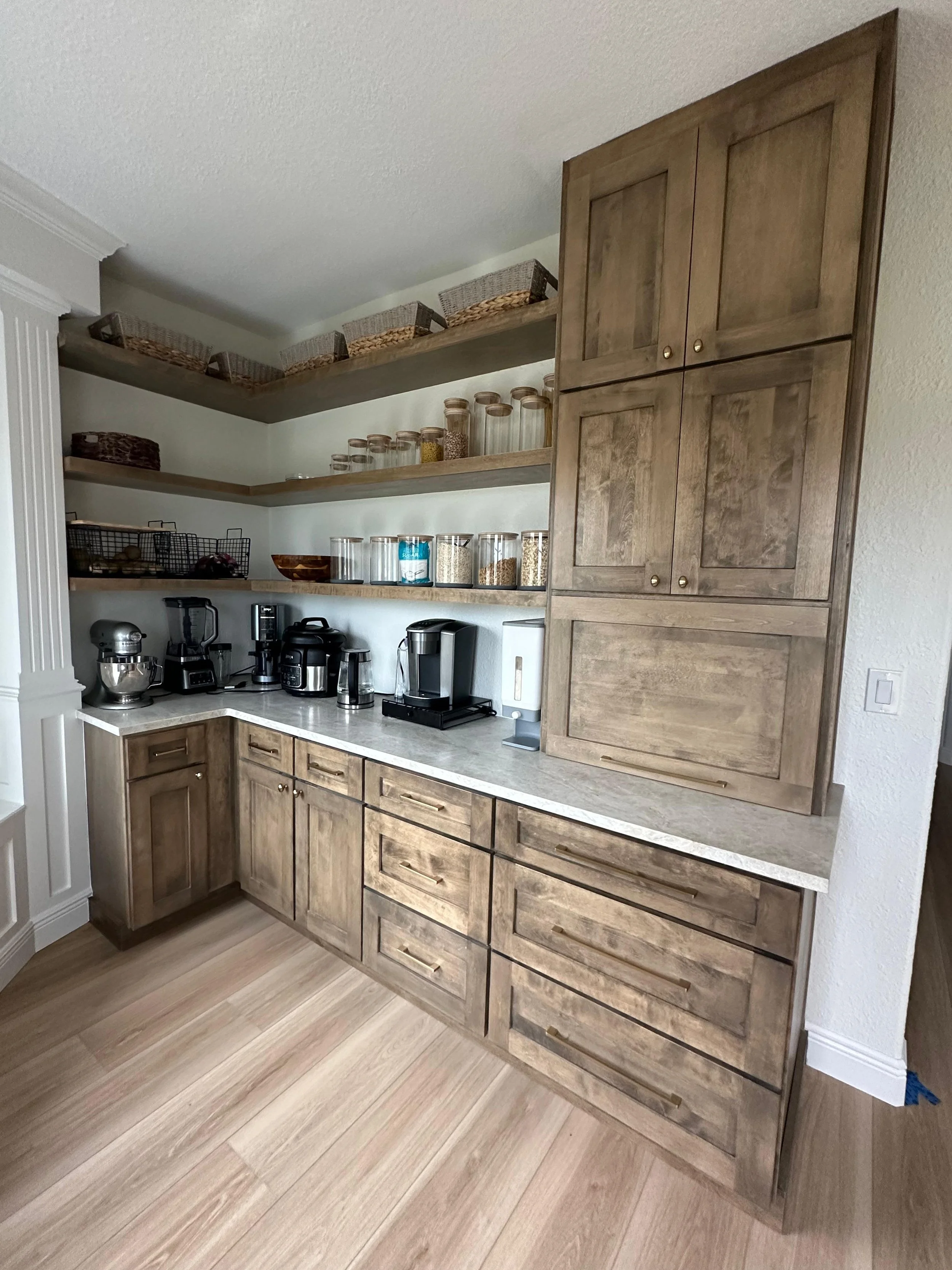 Butler Pantry included in this custom kitchen renovation features , abundant storage, custom stained cabinetry, quartz countertops, designer lighting. The finished space blends warmth, sophistication, and everyday functionality.
Kitchen remodel in Bu