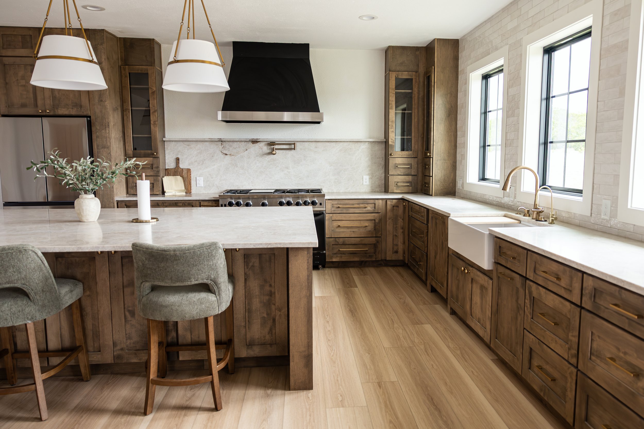 Featuring floor-to-ceiling custom cabinetry, a farmhouse apron-front sink, quartz countertops, custom wood finishes, and designer pendant lighting, this kitchen remodel perfectly balances elegance, storage, and everyday practicality.
Kitchen remodel 