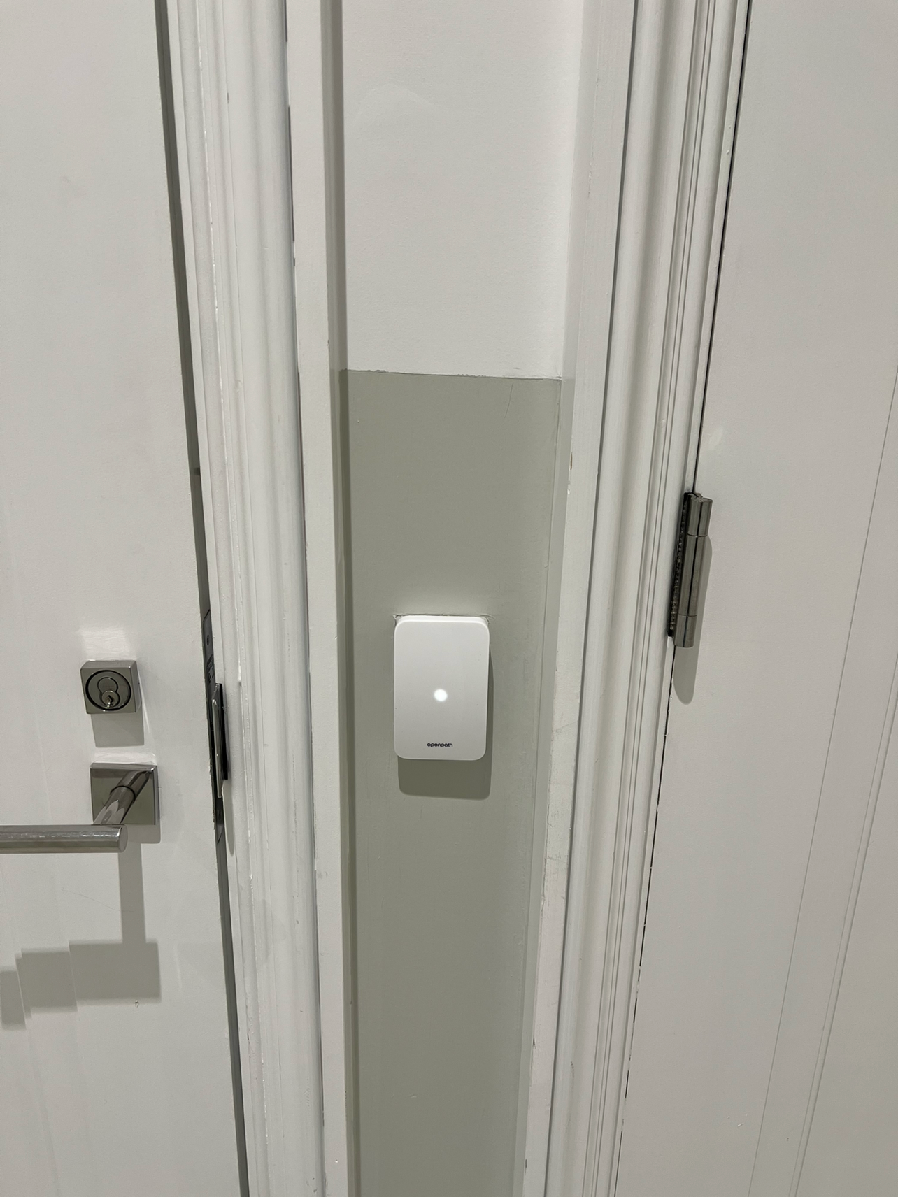 Smart Access Control Readers. Providing a unified, keyless entry experience for residents via smartphone or encrypted credentials.