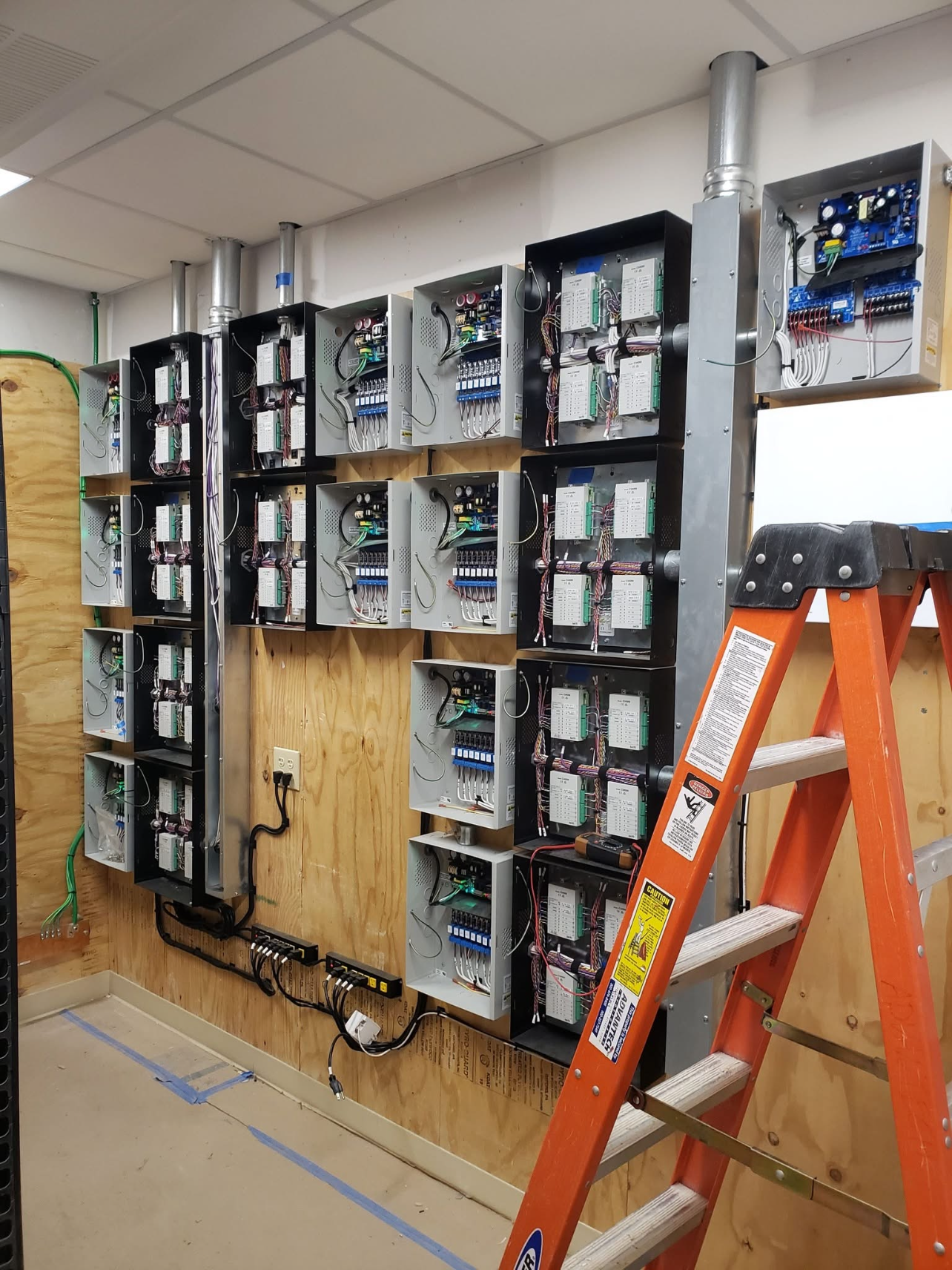 Structured Low-Voltage Integration. High-density network rack cabling for a commercial office, emphasizing airflow management and labeled termination for zero-downtime maintenance.