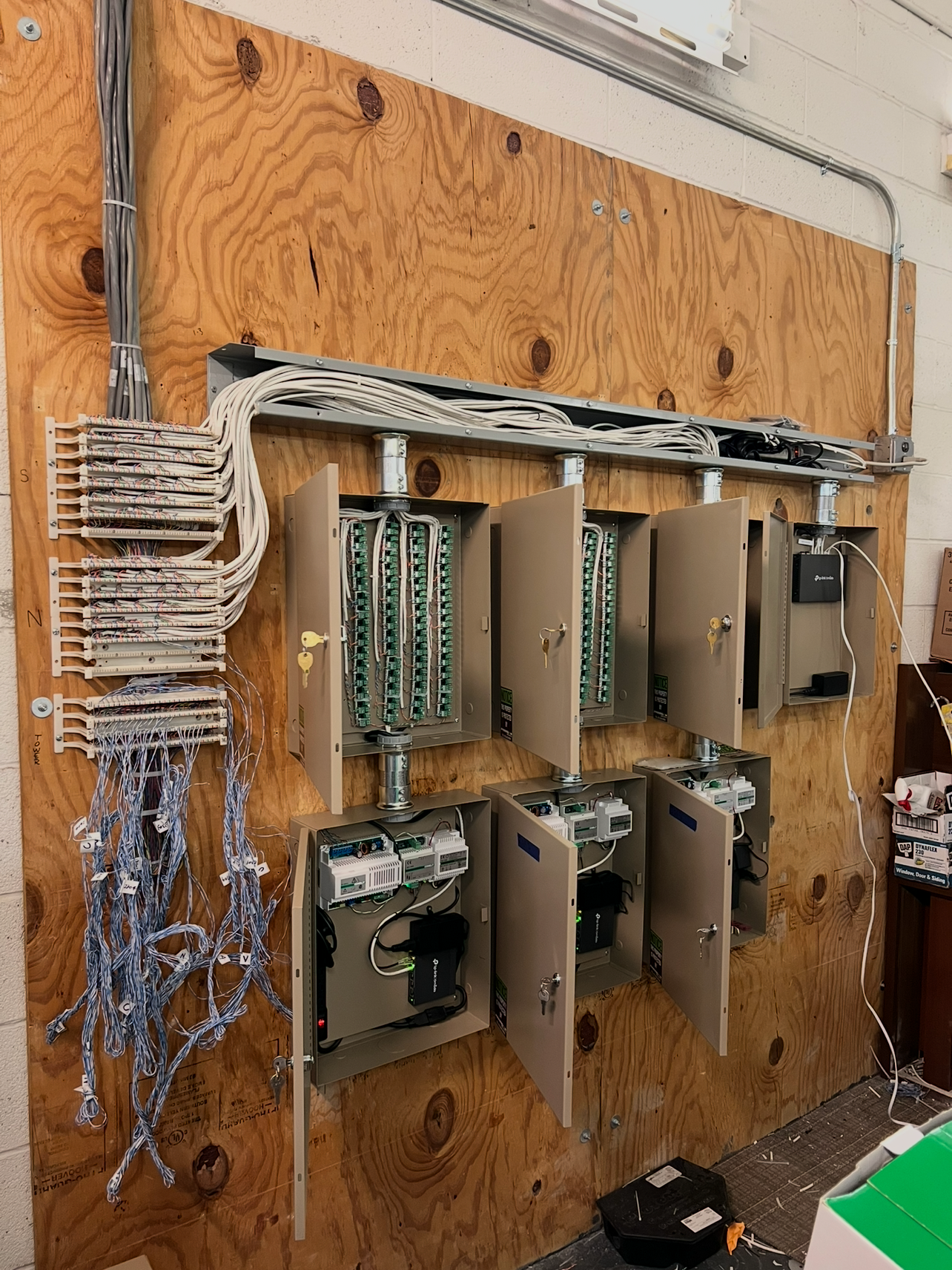 Structured Low-Voltage Integration. High-density network rack cabling for a commercial office, emphasizing airflow management and labeled termination for zero-downtime maintenance.