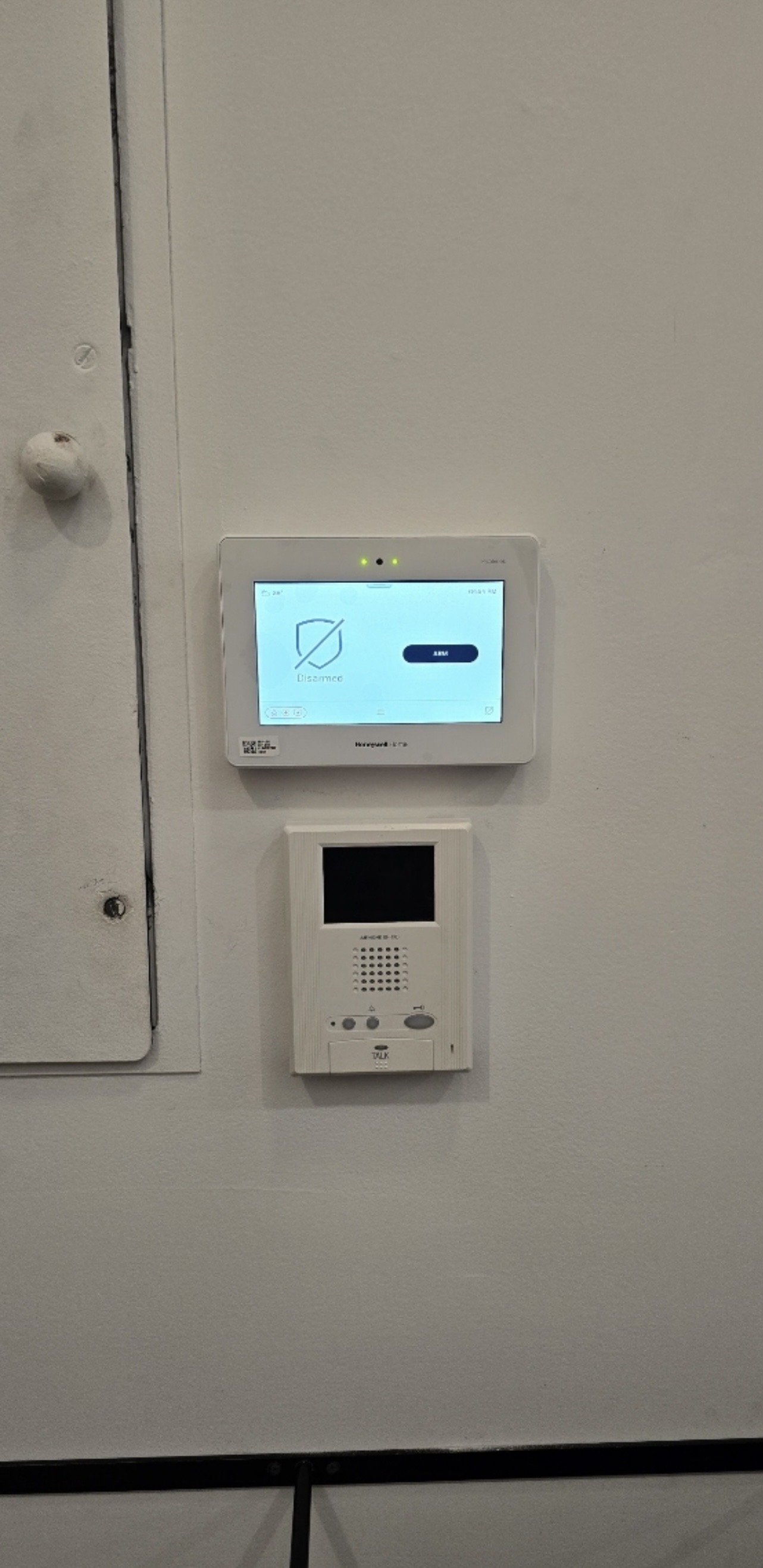 Honeywell ProSeries 7-inch all-in-one wireless security and smart home panel. 