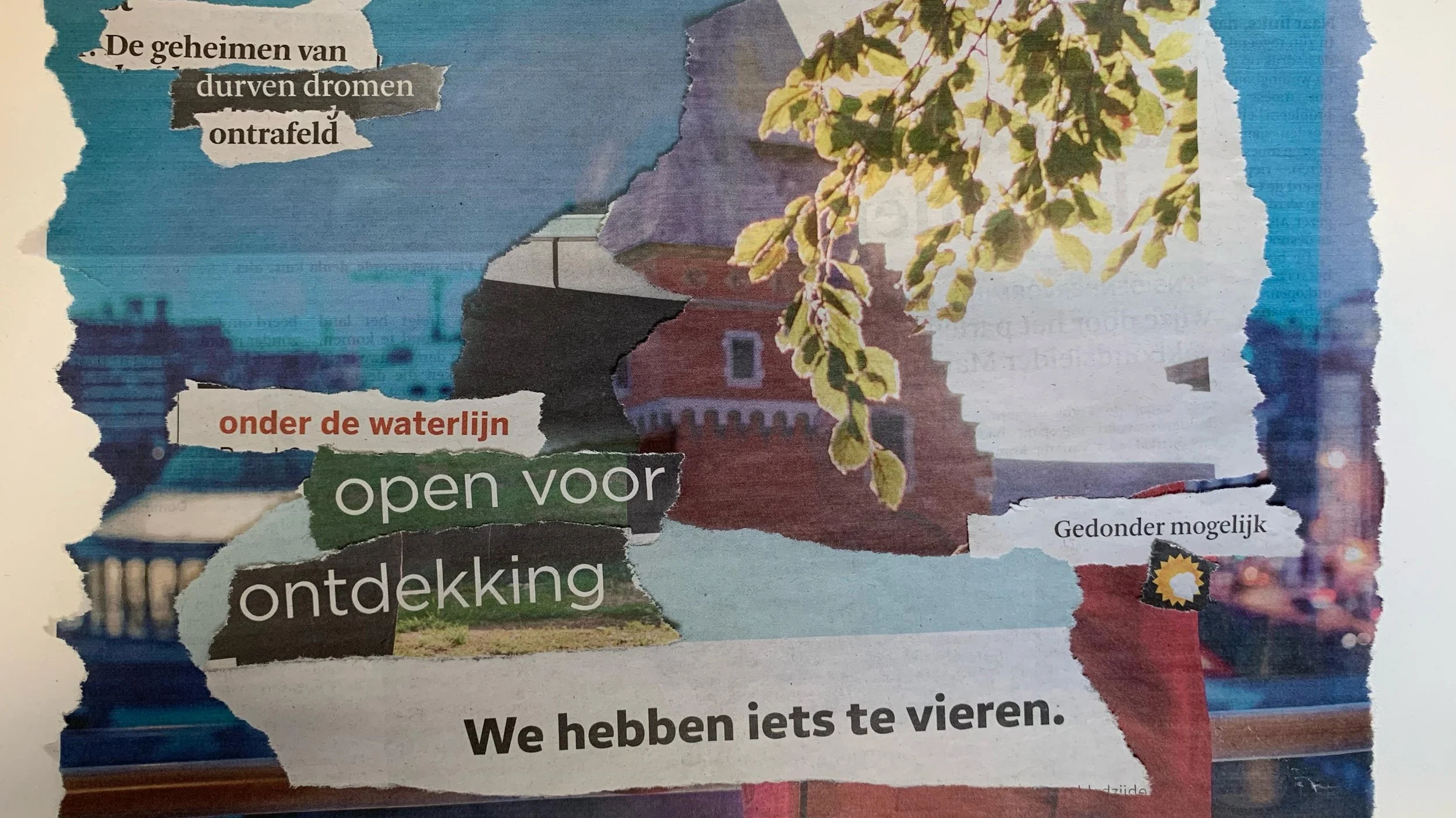 Collage van tornpapier met teksten en beelden, waaronder een boom, gebouwen en een strand, met de woorden 'De geheimen van durven dromen ontrafel', 'onder de waterlijn', 'open voor ontdekking', 'Gedonder mogelijk' en 'We hebben iets te vieren'.