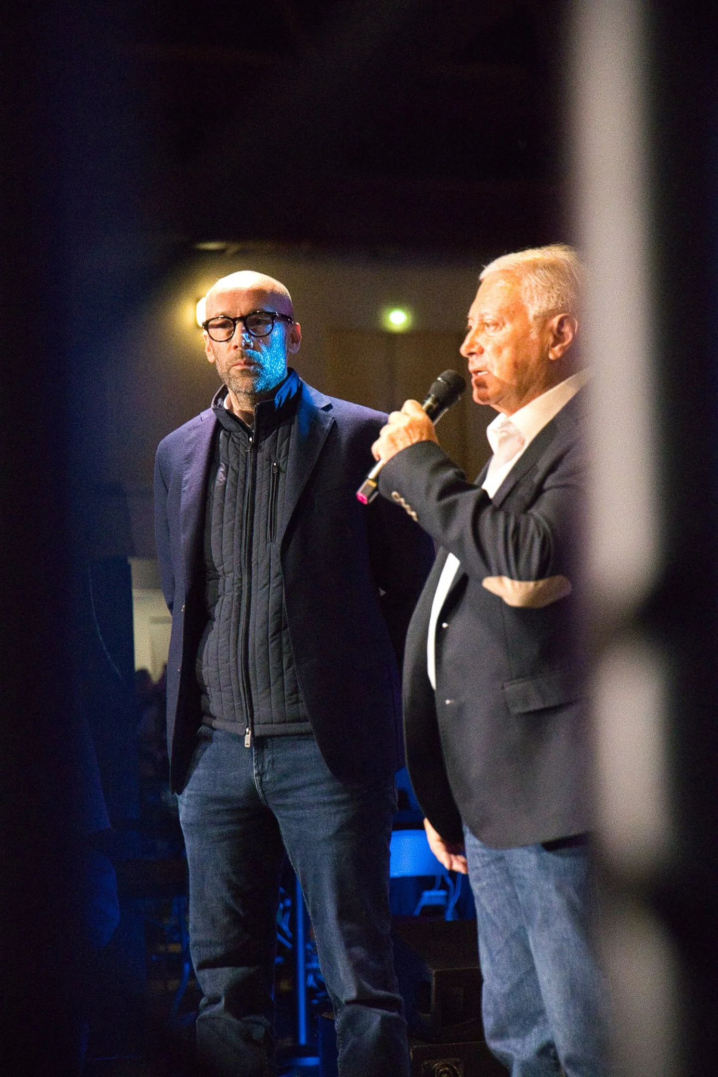 Le maire de Thiais et son adjoint discutent lors de l'événement Gaming Théodasium Thiais