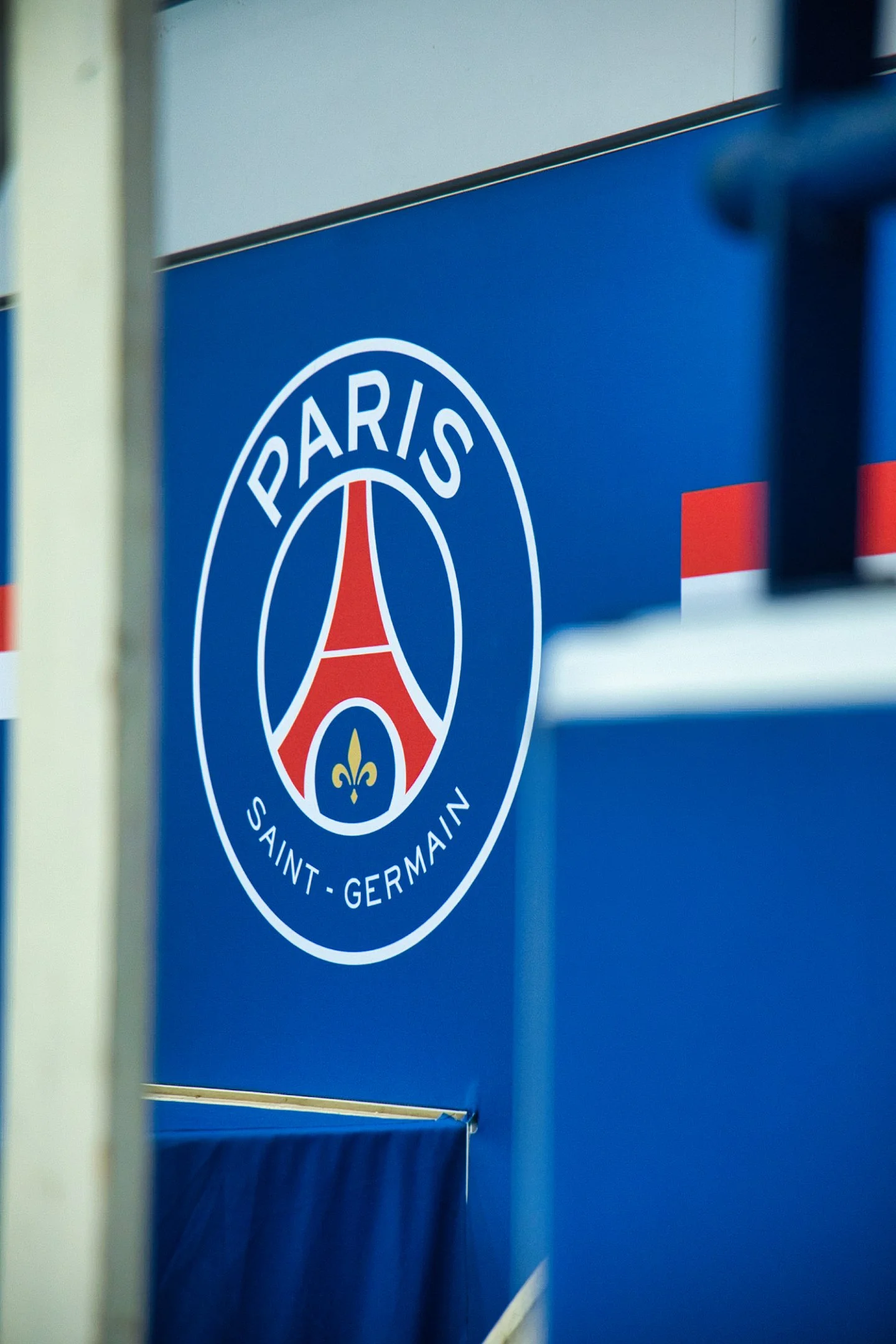Logo du Paris Saint-Germain Football Club sur un panneau bleu.