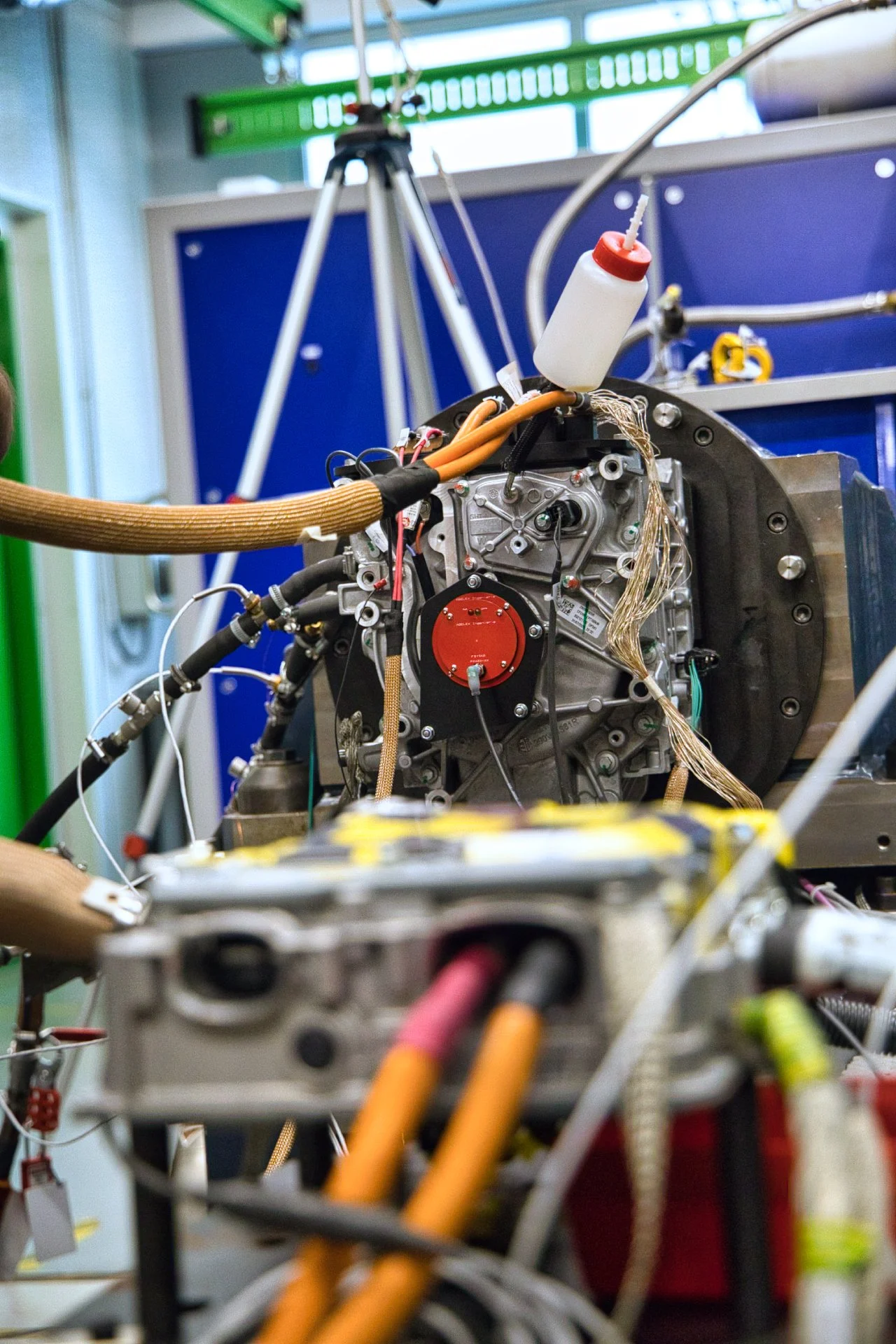 Une pièce de machine ou un moteur avec des câbles et des composants électroniques dans un laboratoire au centre technique lady Ampere groupe Renault