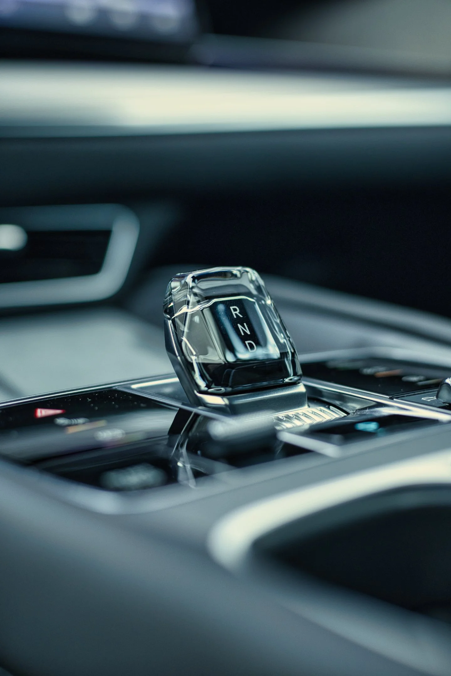 Le levier de changement de vitesse BYD Sealion 7, conçu en verre, affichant les lettres R, N, D.
