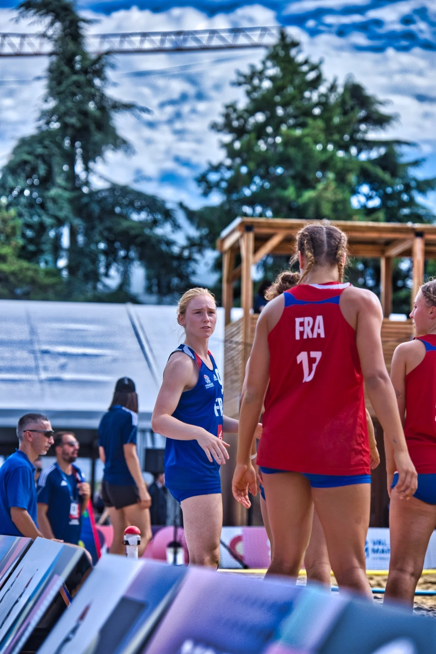 Équipes féminines de volleyball sur un terrain extérieur, portant des maillots rouges et bleus avec l'inscription FRA.