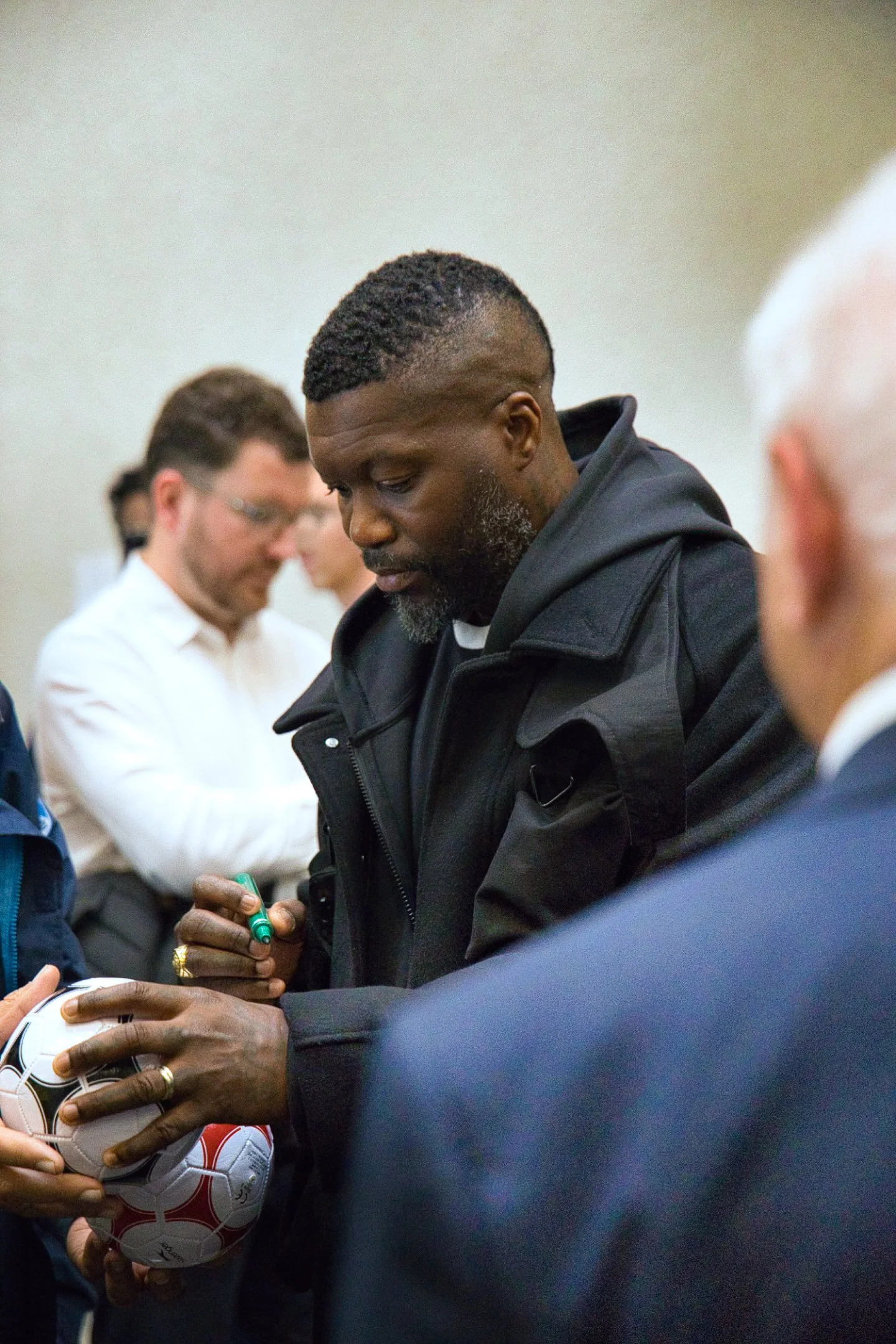 Djibril Cissé, parrain de l'évènement Gaming Théodasium 2025 à Thiais signe un ballon de football