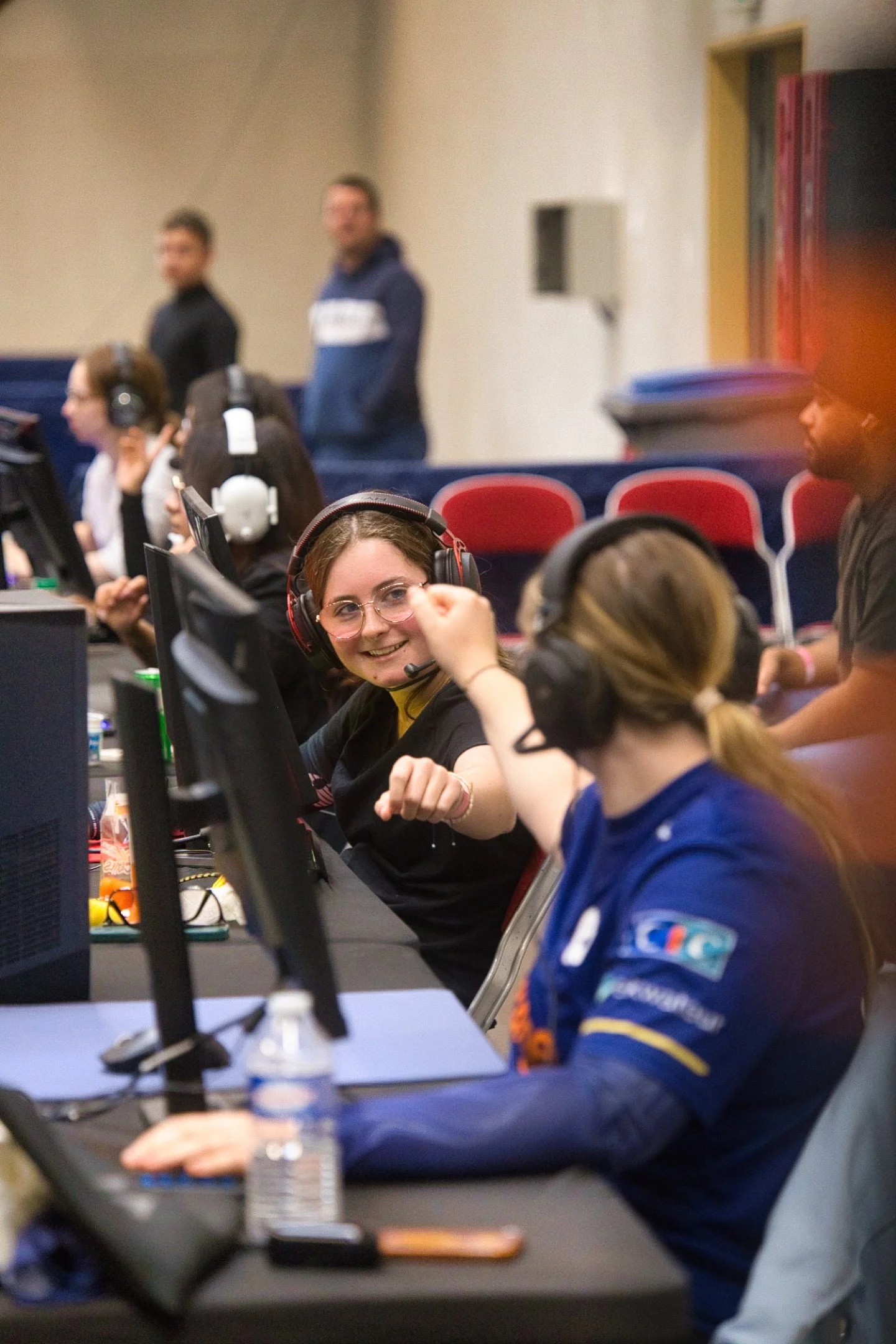 Jeunes gamers en train de jouer à un jeu vidéo lors de l'évènement Gaming Théodasium 2025 à Thiais, portant des casques et concentrés sur leurs écrans.