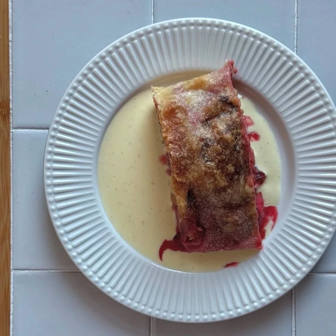 Süßer Strudel und Vanillesauce