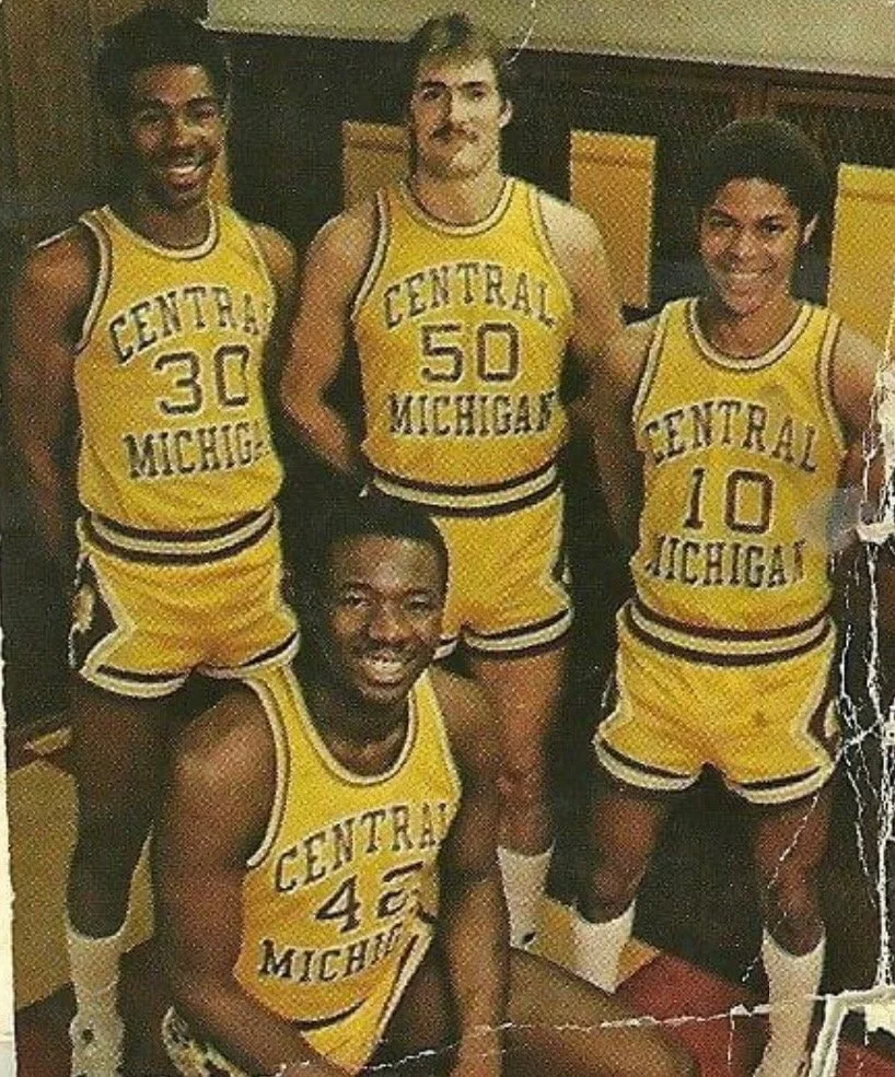 mike-robinson-central-michigan-basketball-team-photo.jpg