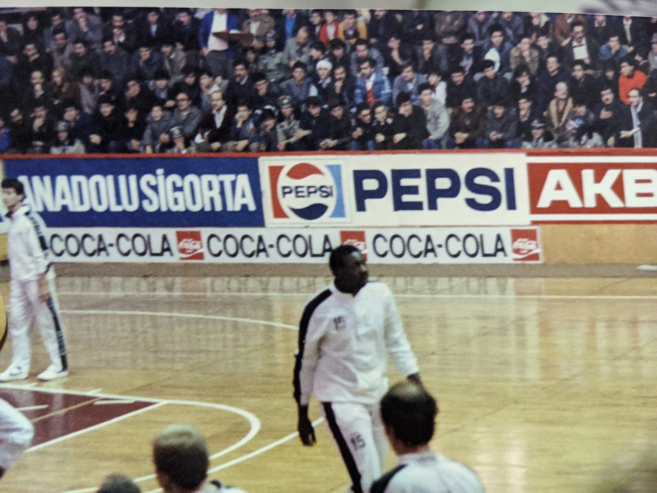 ike-robinson-besiktas-basketball-warmups-turkey-arena.jpg
