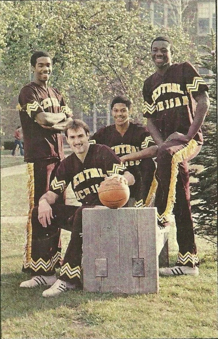 mike-robinson-central-michigan-basketball-team-photo-on-campus.jpg