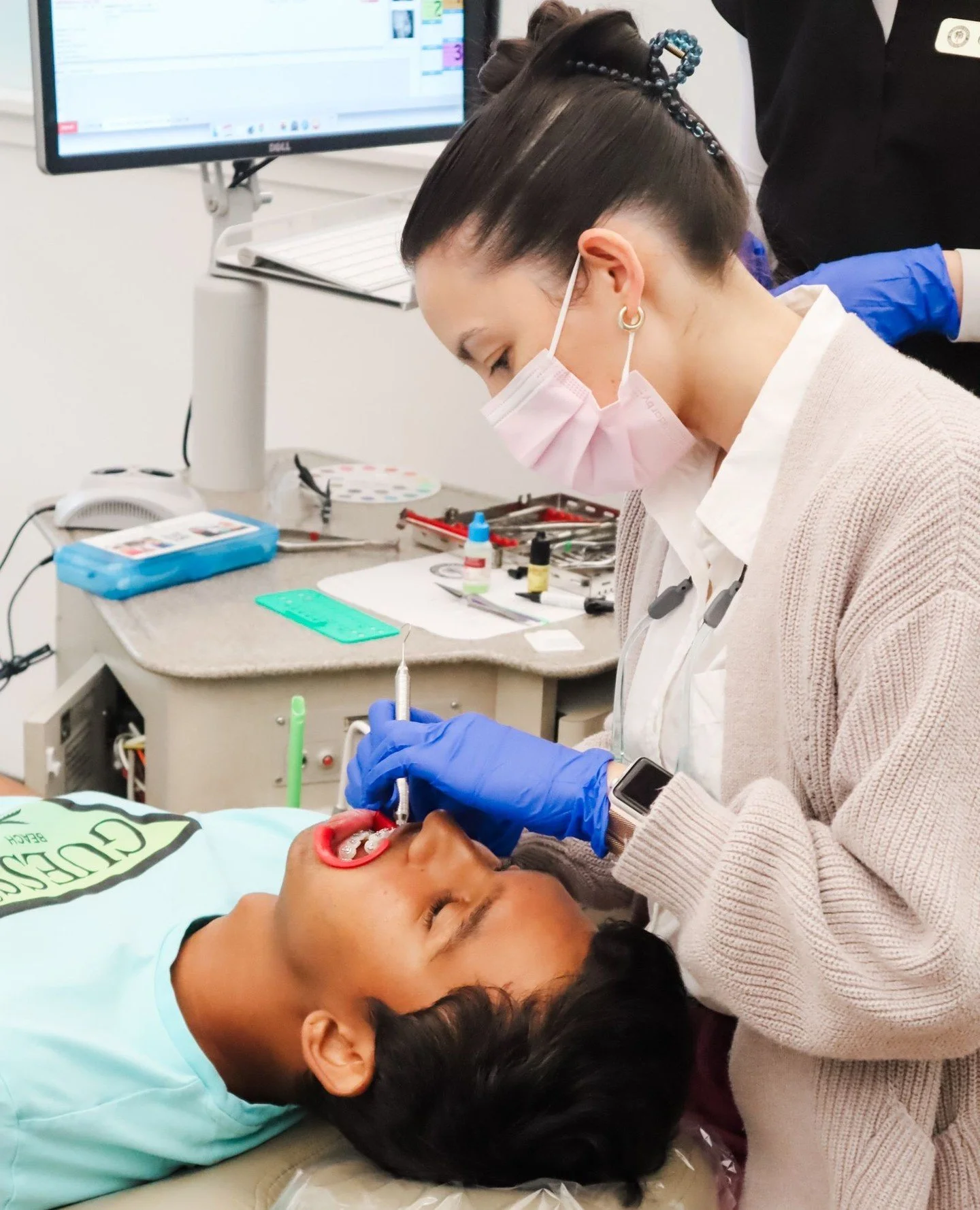 Dr. Freeman in the zone 🫡👏⁠
⁠
--⁠
#palmettofamilyortho #orthodontist #invisalign #braces #orthodontics