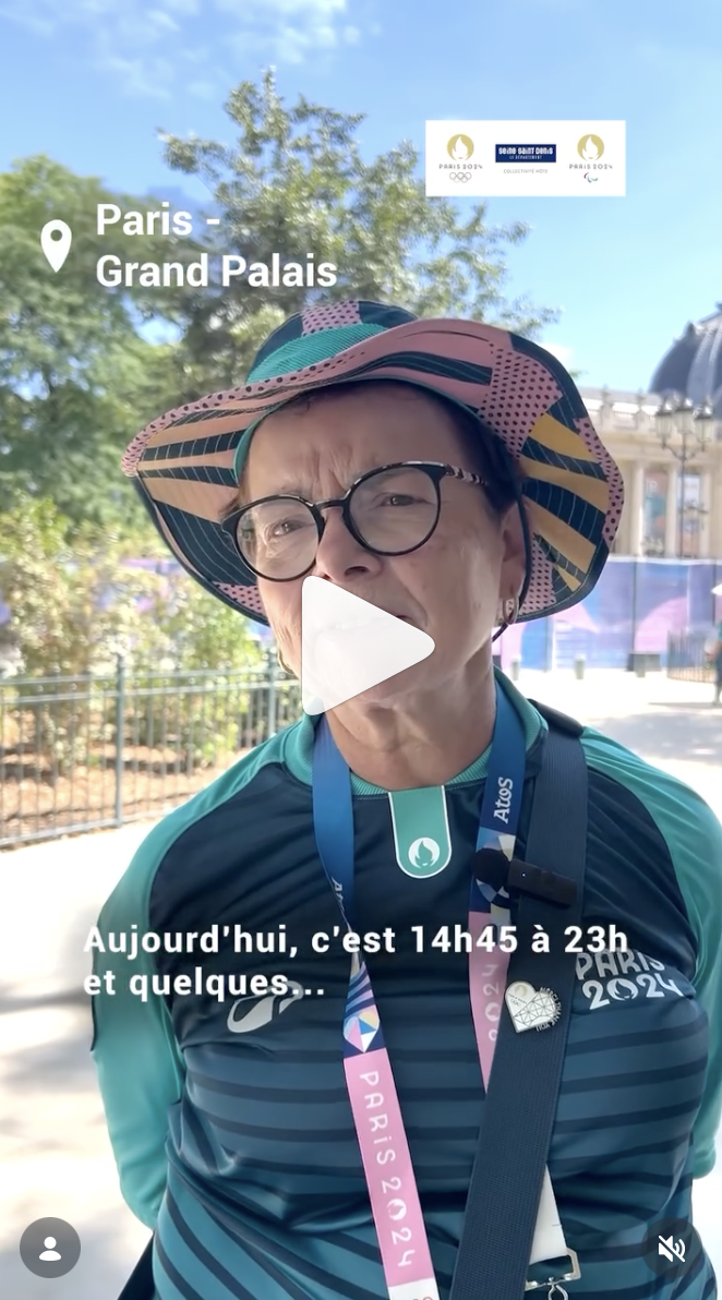 Reportage pour le département de la Seine-Saint-Denis d'une retraitée bénévole devant le Grand Palais à Paris, pendant les Jeux Olympiques 2024