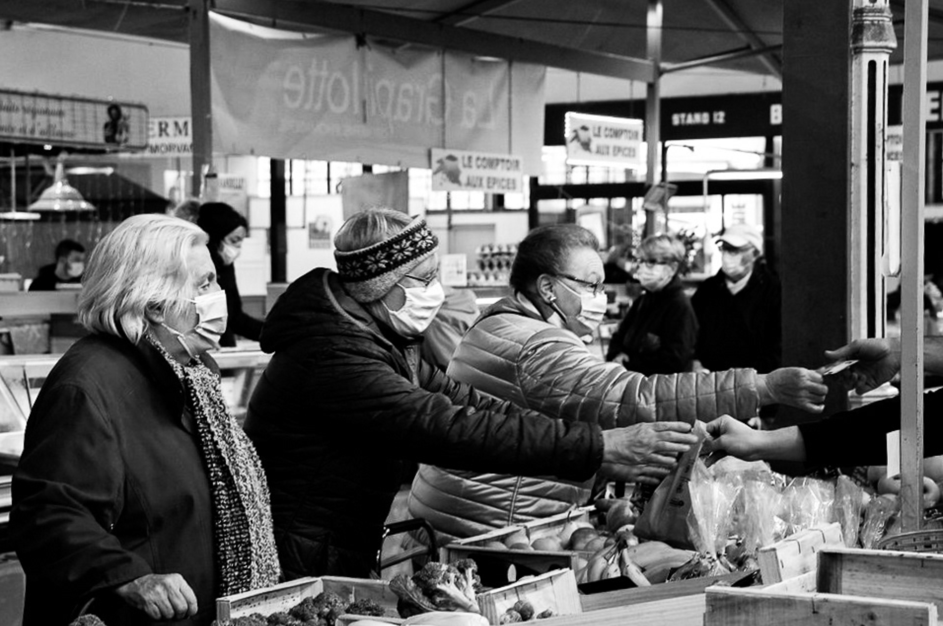 Photographies de trois clientes achètent des fruits et légumes dans le marché couvert des Halles à Dijon. Toutes portant des masques , en raison de la pandémie du Covid-19. 