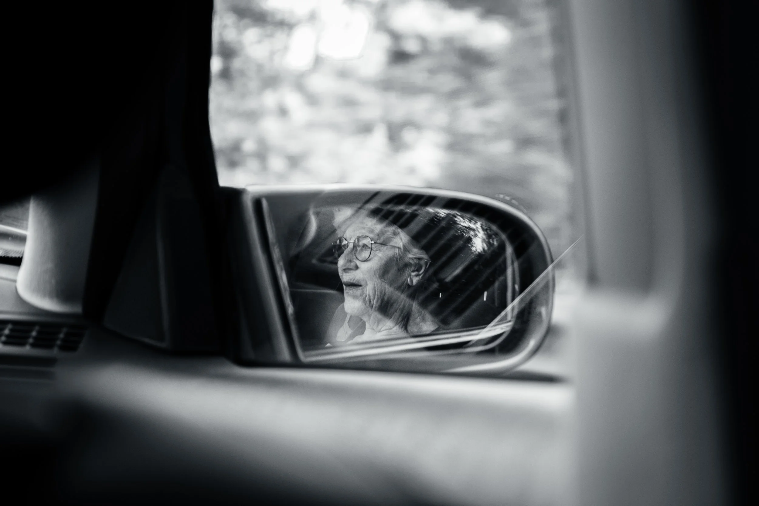 Portrait reflet en noir et blanc dans un rétroviseur 