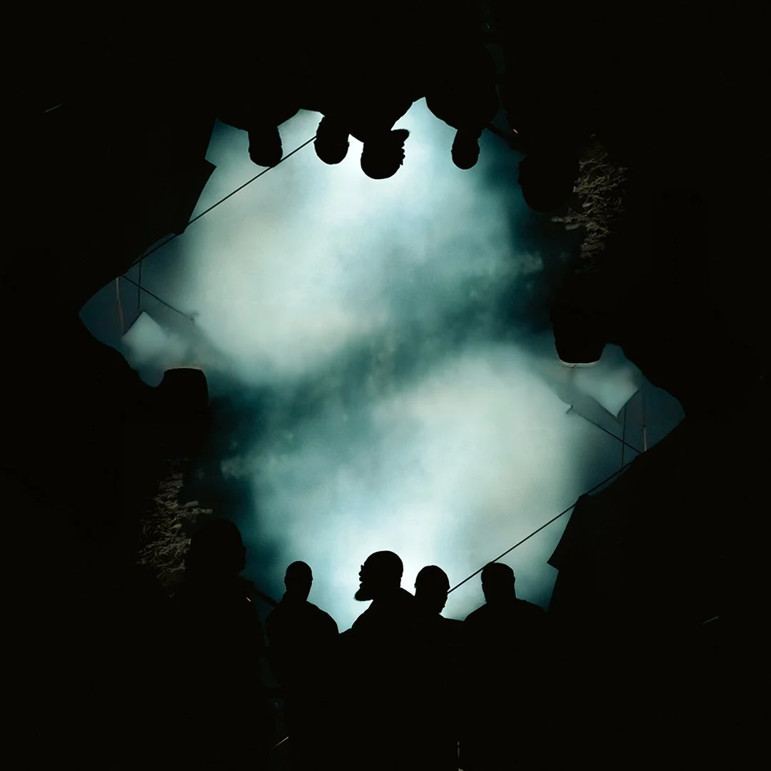 Photographie de silhouettes de personnes à contre jour dans de la fumée lors d'un concert en Seine-Saint-Denis. 