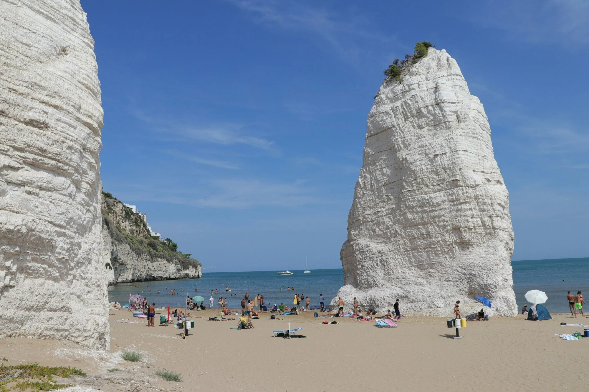 Pizzomunno e la spiaggia del Castello a Vieste