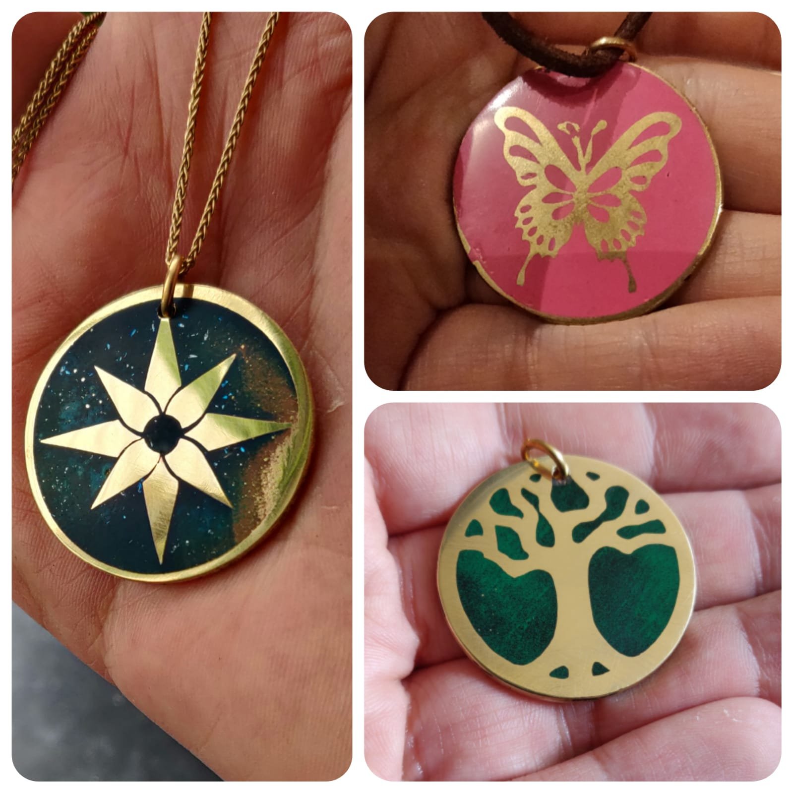 Drei verschiedene runde Anhänger mit goldenen Mustern: ein mit einer nordischen Sonne, einer mit einem Schmetterling auf rosa Hintergrund, und ein mit einem Baum auf dunkelgrünem Grund.