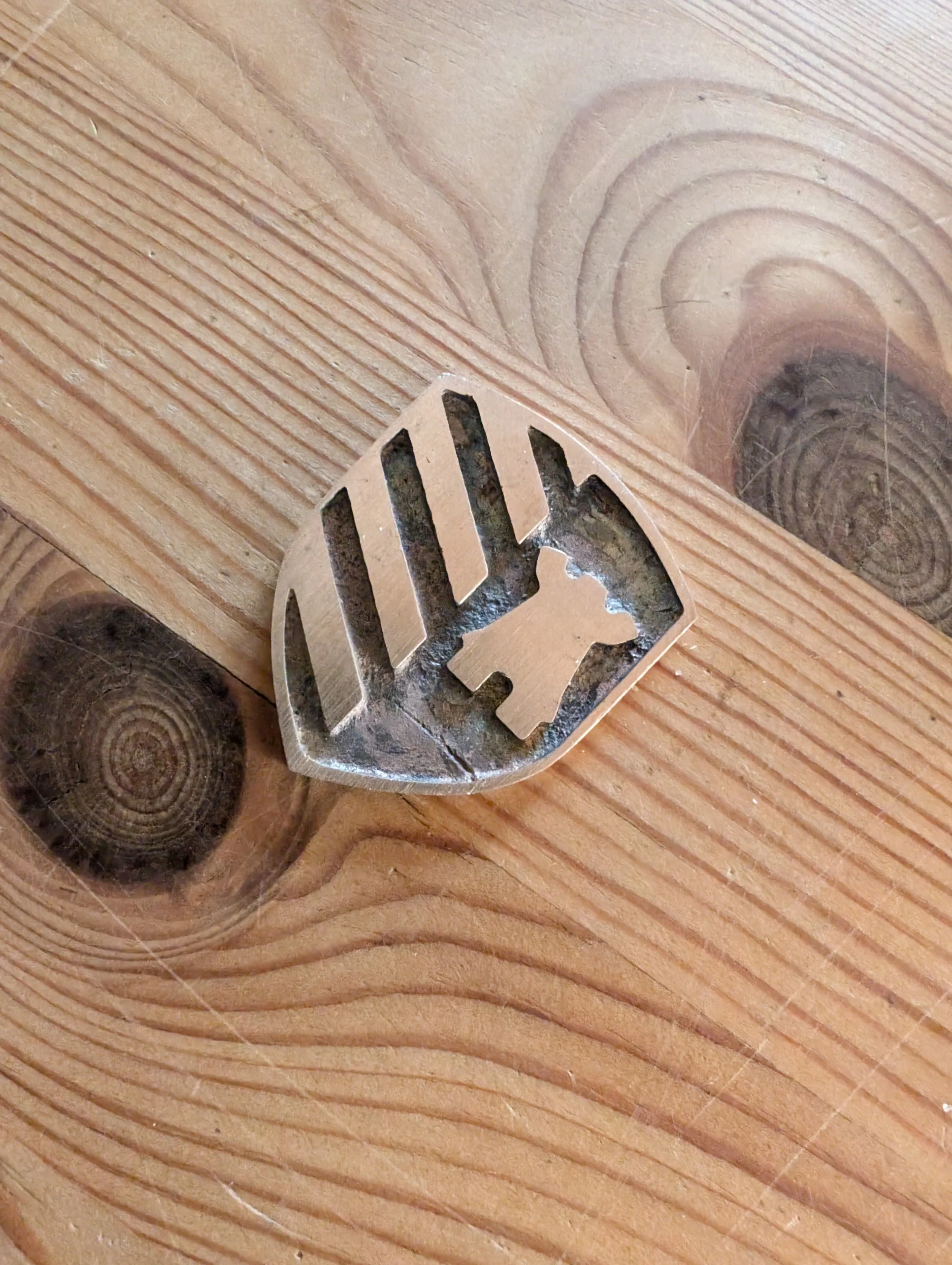 Silberne Blechmalschere mit Bock und Gabel, auf Holzbrett