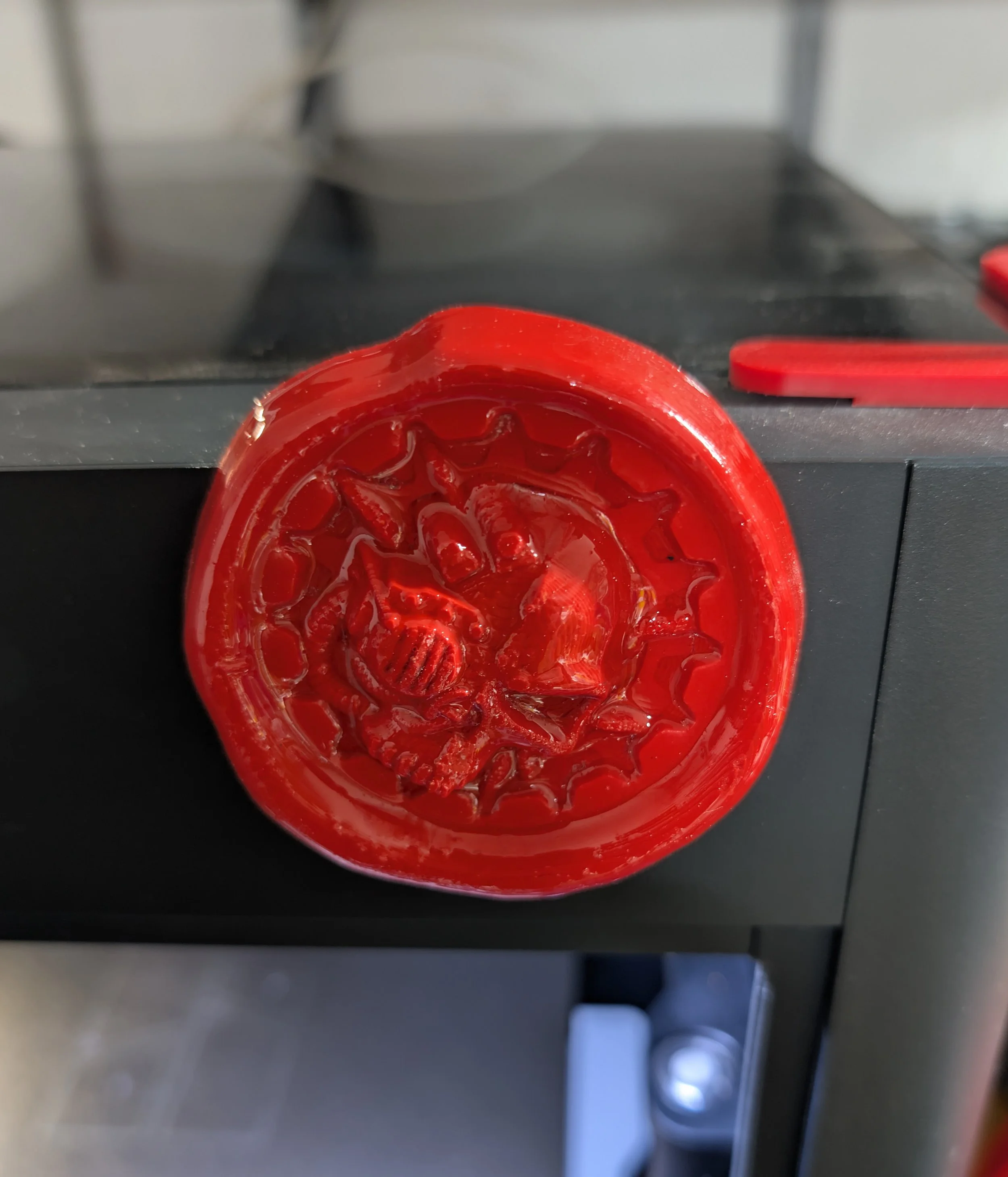 Ein roter Keks mit einem Motiv einer Weihnachtsglocke, einer Mistel und Schneeflocken, ohne Backpapier