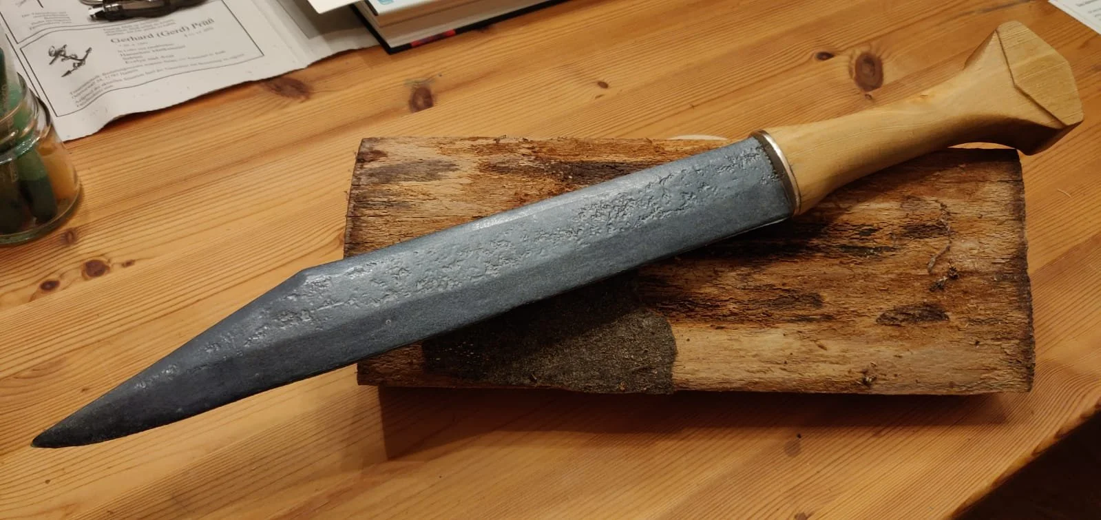 Historisches großes Handbeil mit Holzgriff auf Holzblock