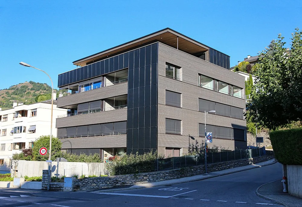 Façade en bois pour un immeuble d’habitation en ville de Sion