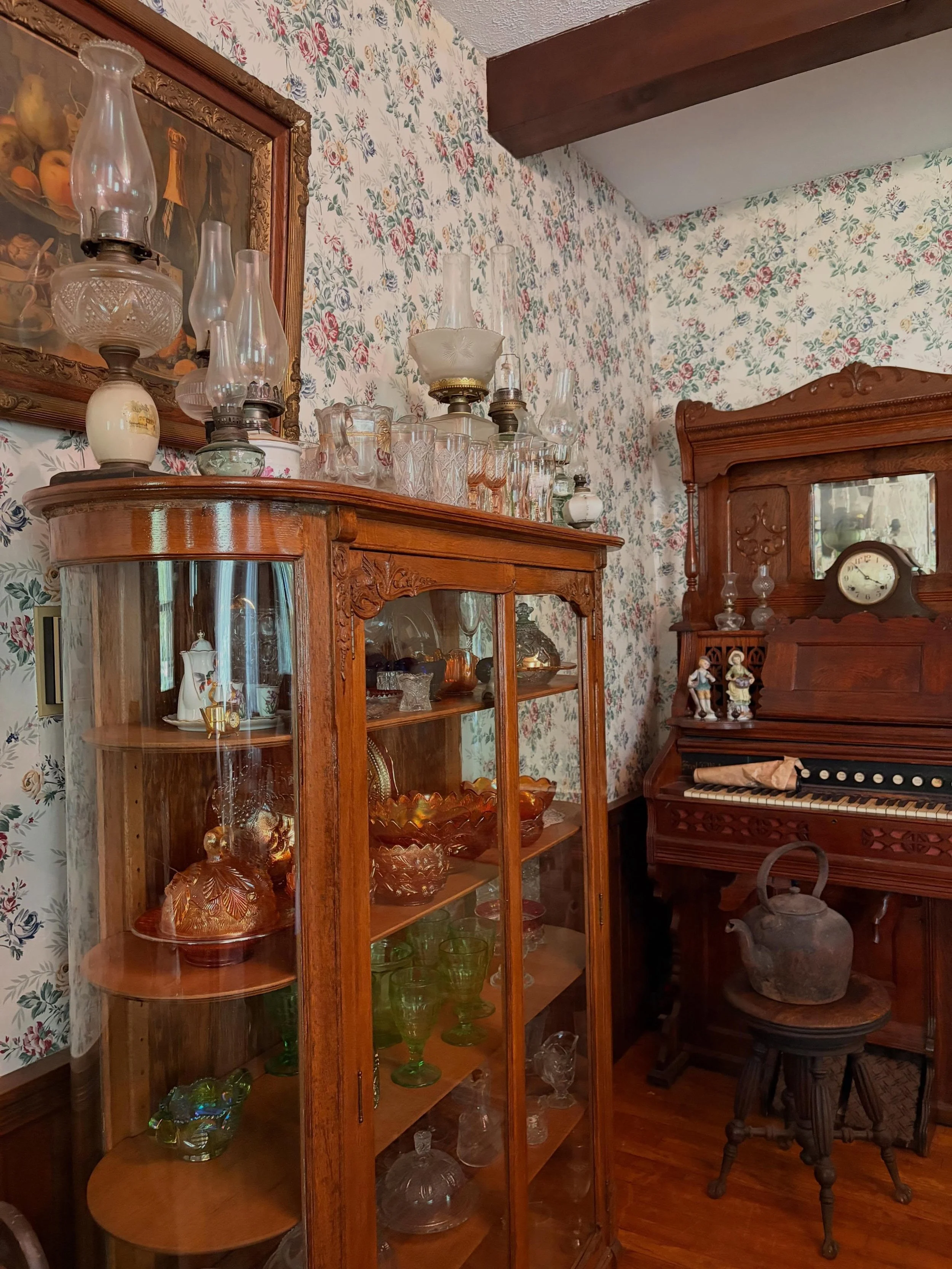 Moderne Archive Alton farmhouse estate sale this Saturday, June 27th + Sunday June 28th!  Hours are 10am-3pm with line numbers at 9 am. Bring your friends, grab a coffee, and stop by the local antique shops in downtown Alton while you&rsquo;re here. 