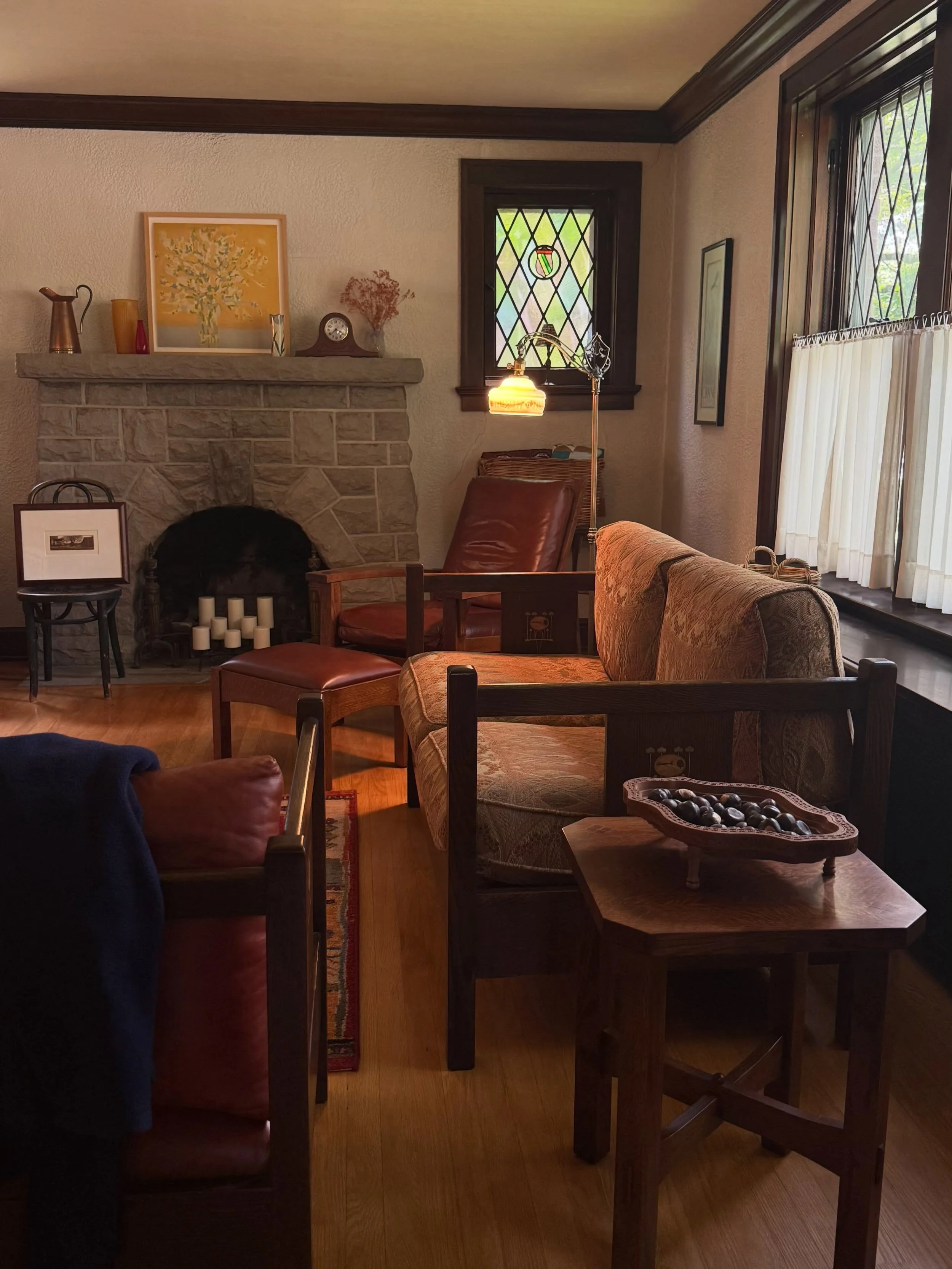 Setting up a beautiful Clayton home this week. Arts + Crafts Mission furniture featuring Stickley Morris and Ellis pieces. List now in bio with preview photos 🖤