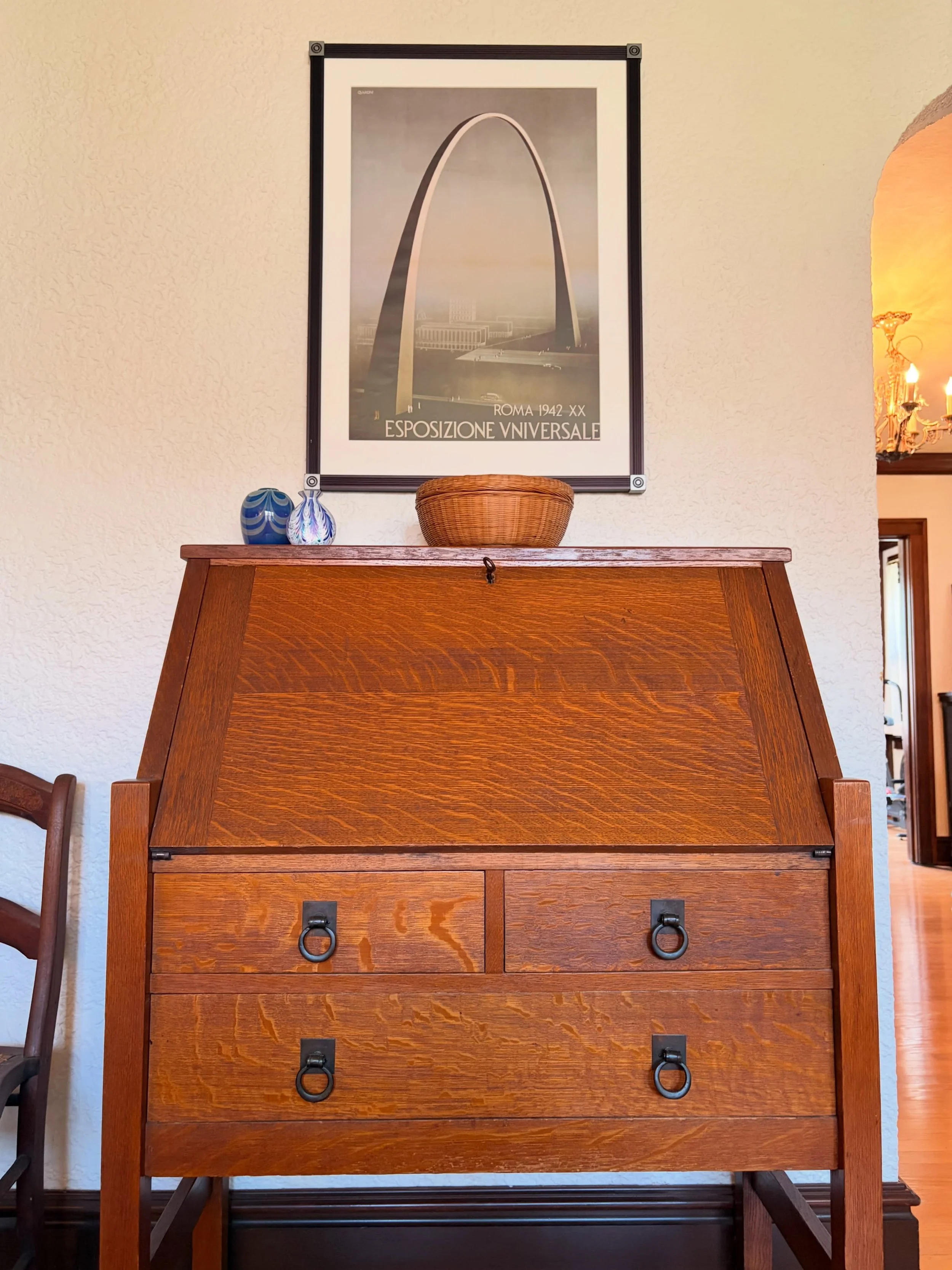 Clayton estate sale of local artist and teacher this weekend by Moderne Archive 🤎 Mission oak ~ Arts + Crafts movement with early and modern Stickley pieces, decorative items, books + more. Line numbers Saturday at 8 am. Link with details and photos