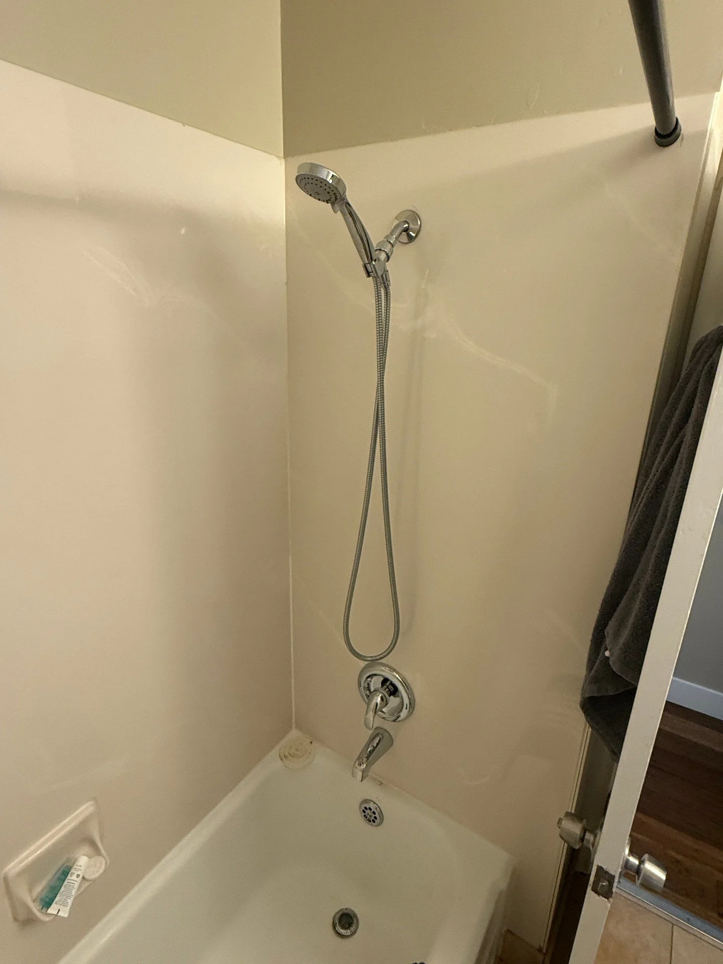 Finished up a clean install of a handheld showerhead and flexible hose over this tub. Lined it up with the wall-mounted faucet and single-handle control for a straightforward, functional setup. Everyday work we&rsquo;re proud of.

Please call/text 80