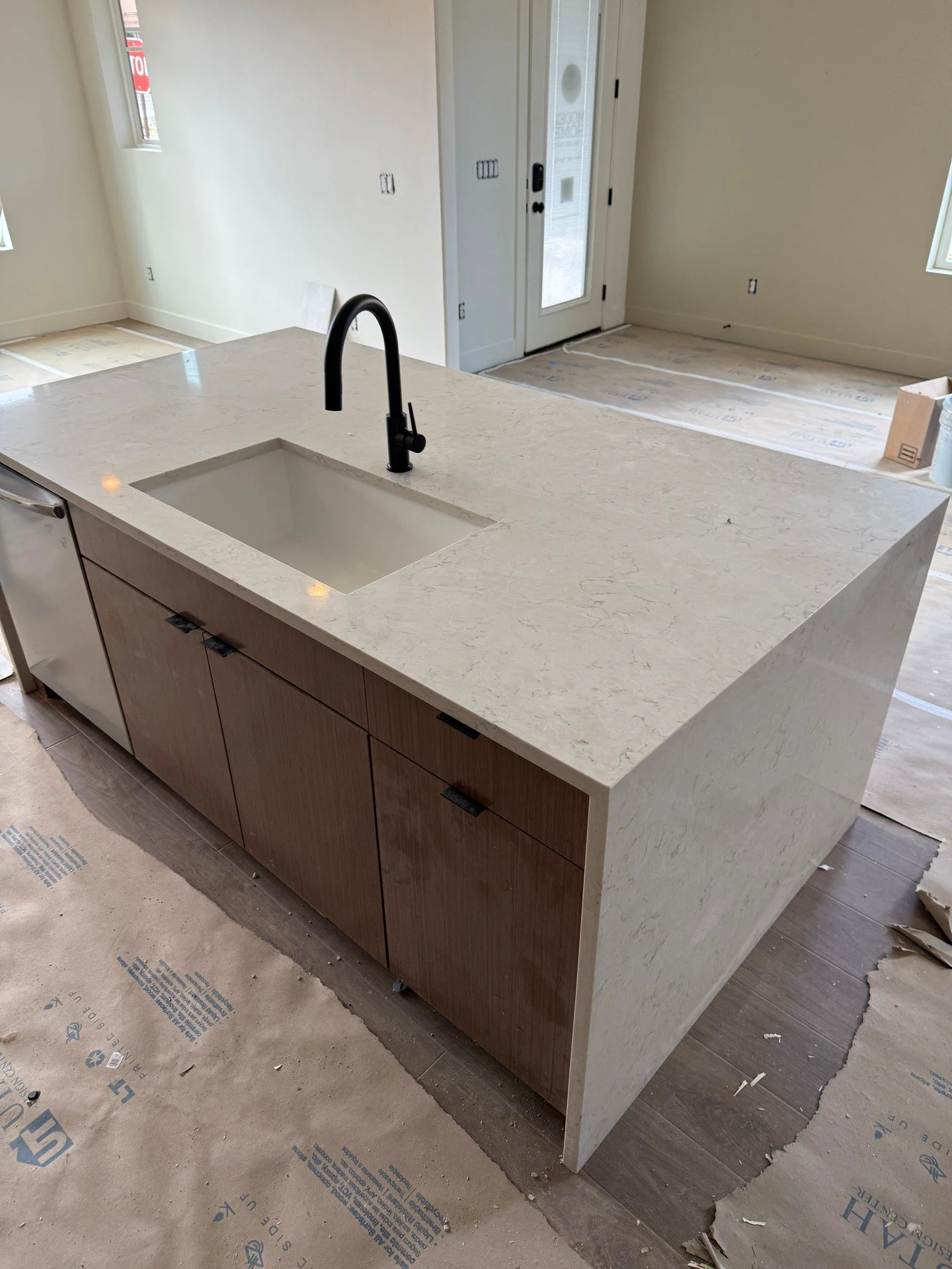 Finished up a neat island sink install this afternoon. Undermount sink and a high-arc single-handle faucet set clean and solid, with the dishwasher on the left. Fit is tight, edges are sealed, and everything runs quiet. Everyday work we&rsquo;re prou