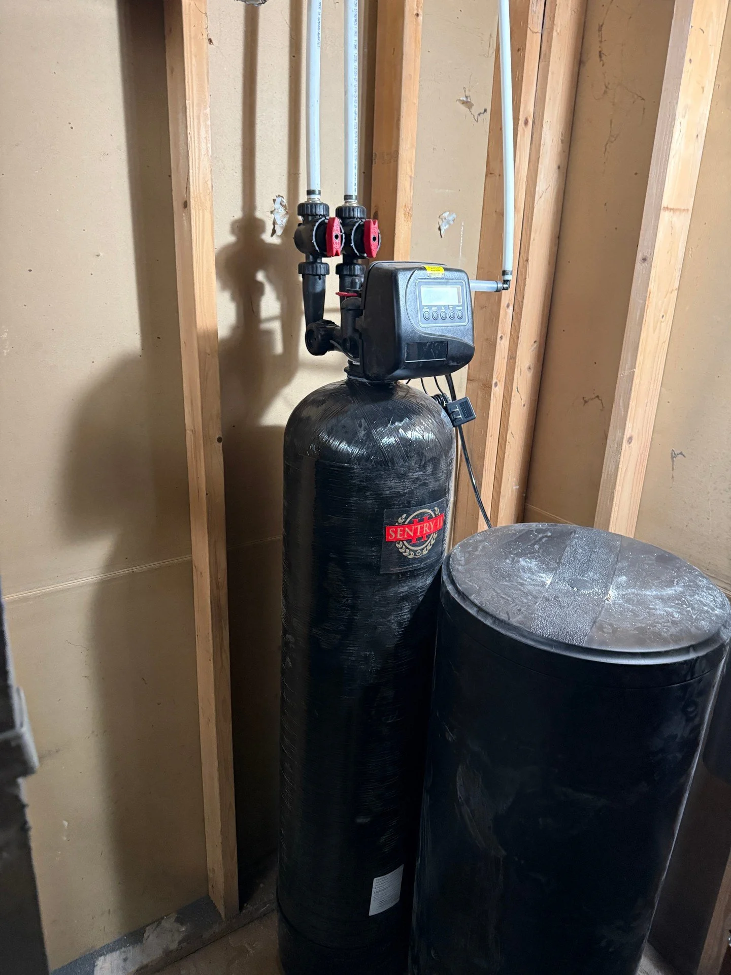 Today&rsquo;s project was a straightforward water softener install. Inlet and outlet are valved for service, PVC runs are clean, and the control head is powered up on the mineral tank. Brine tank set alongside, fittings tight and tidy. Solid everyday