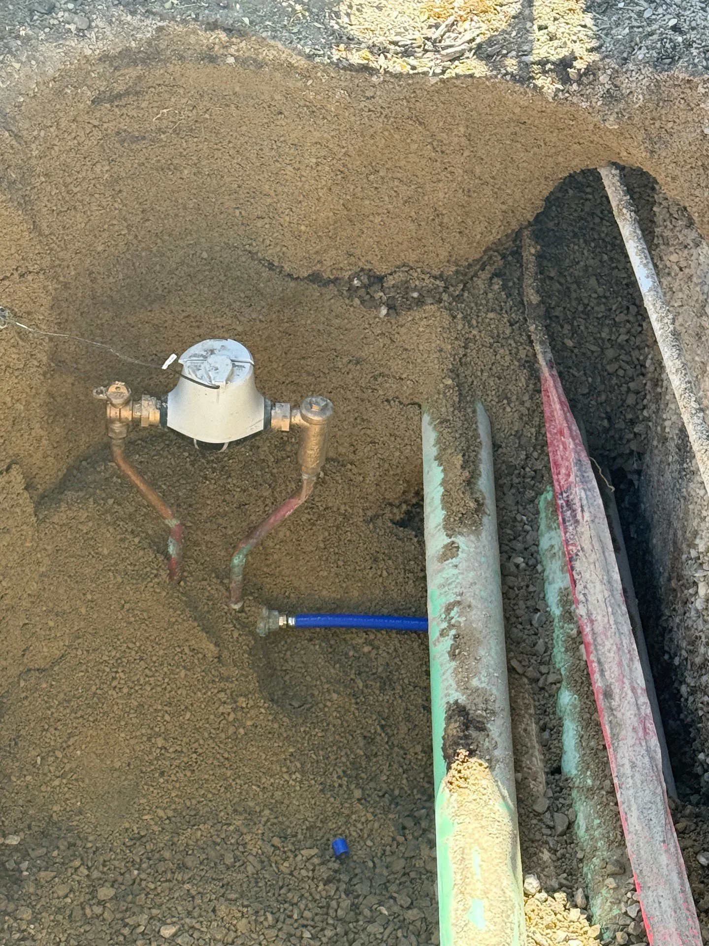 Wrapped up some water service work in the trench today. Meter set with copper connections tied into the blue line, loose soil around the run. Mindful of the other utilities alongside while we kept everything clean and aligned. Quiet, steady progress 