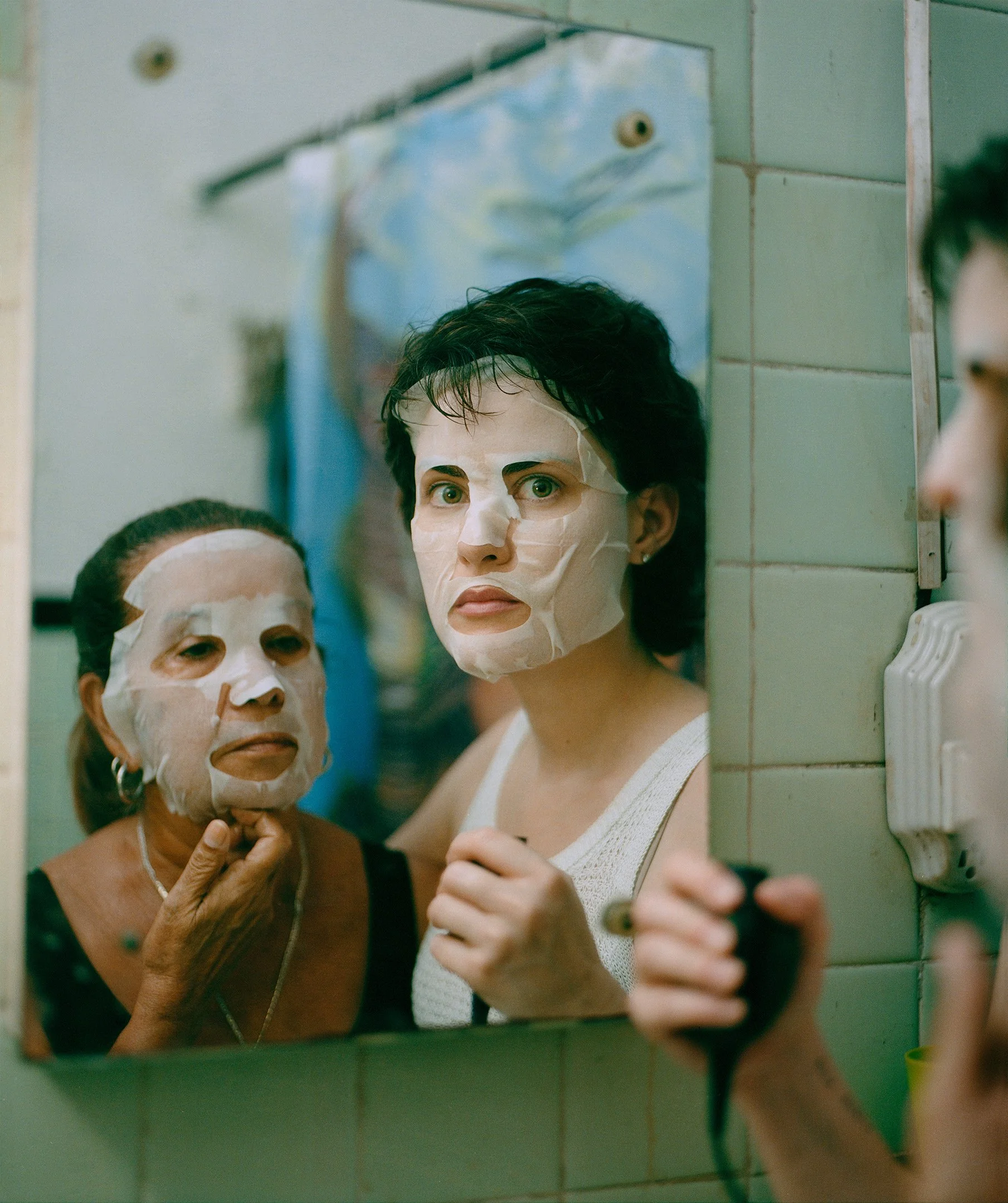 Homemade spa with my grandmother Tania P.

After immersing myself physically and emotionally in the memories I had decided to inhabit, Brecht's Verfremdungseffekt or "distancing effect" resource allowed me to get out of them and confront the viewer w