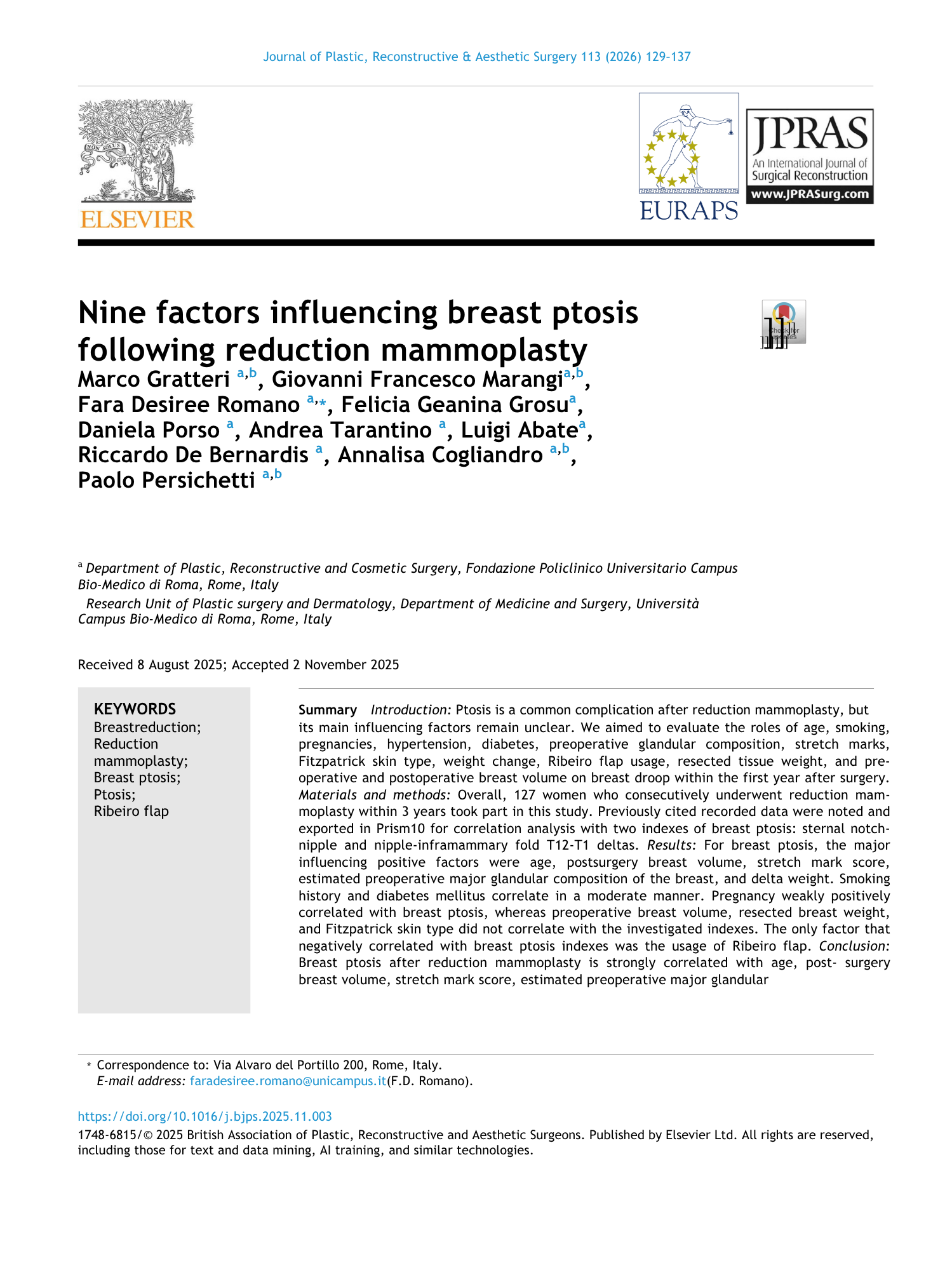 Pagina di una rivista scientifica con titolo, autori, abstract e parole chiave, dedicata a fattori che influenzano la ptosi mammaria dopo riduzione mammoplastica.