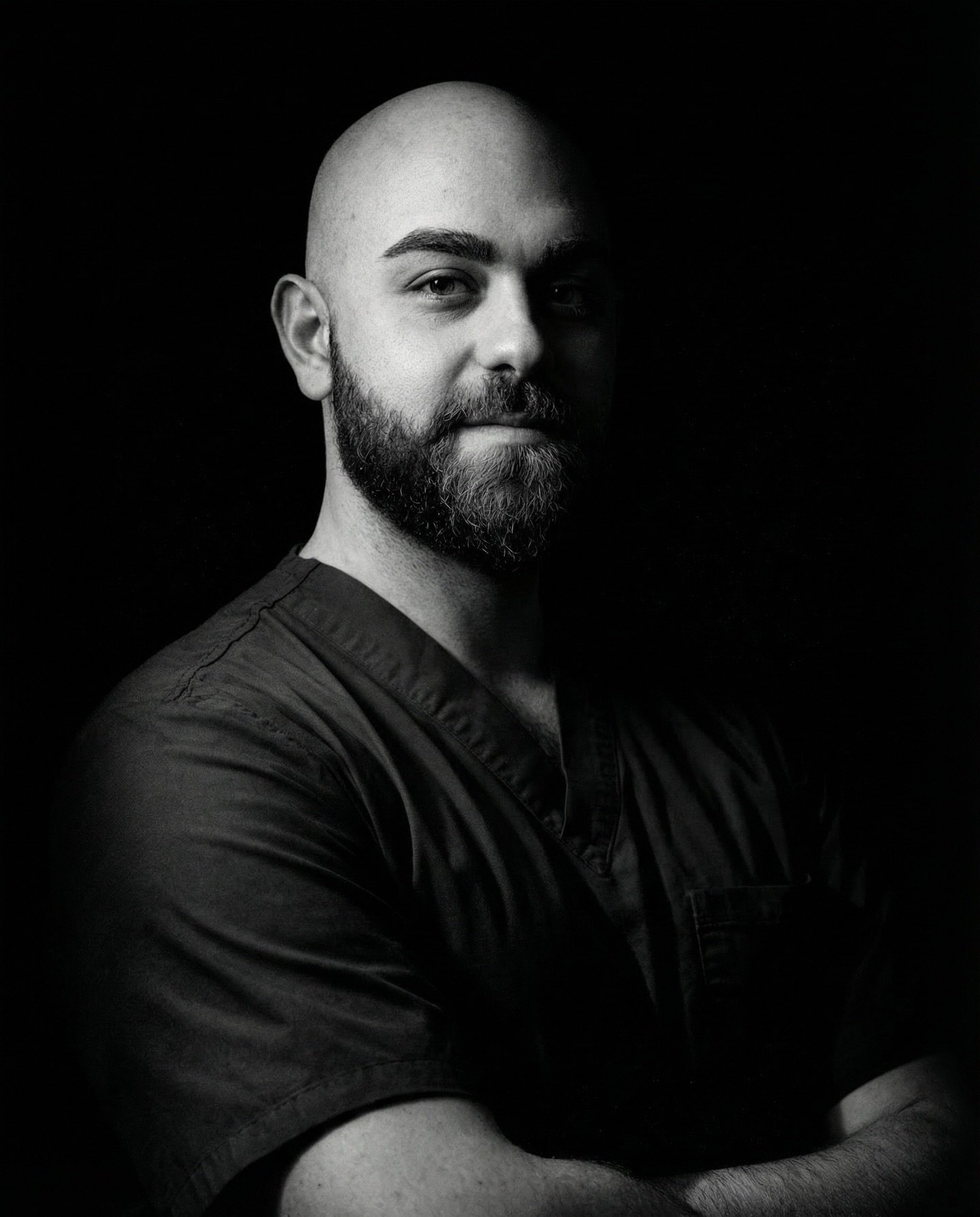 Ci sono due modi di guardare un volto: come un insieme di dettagli da &ldquo;aggiustare&rdquo;, oppure come un sistema complesso -proporzioni, luce, tessuti, dinamica&mdash;che va compreso prima di qualsiasi scelta. Io lavoro solo nel secondo modo.

