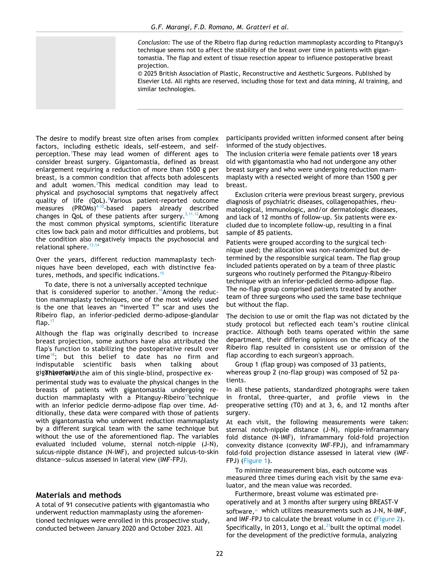 Pagina di testo di un articolo accademico con titolo, autori, e dettagli sulla ricerca clinica riguardante la tecnica di piegare il lembo di Ribeiro durante la riduzione della mammoplastica.