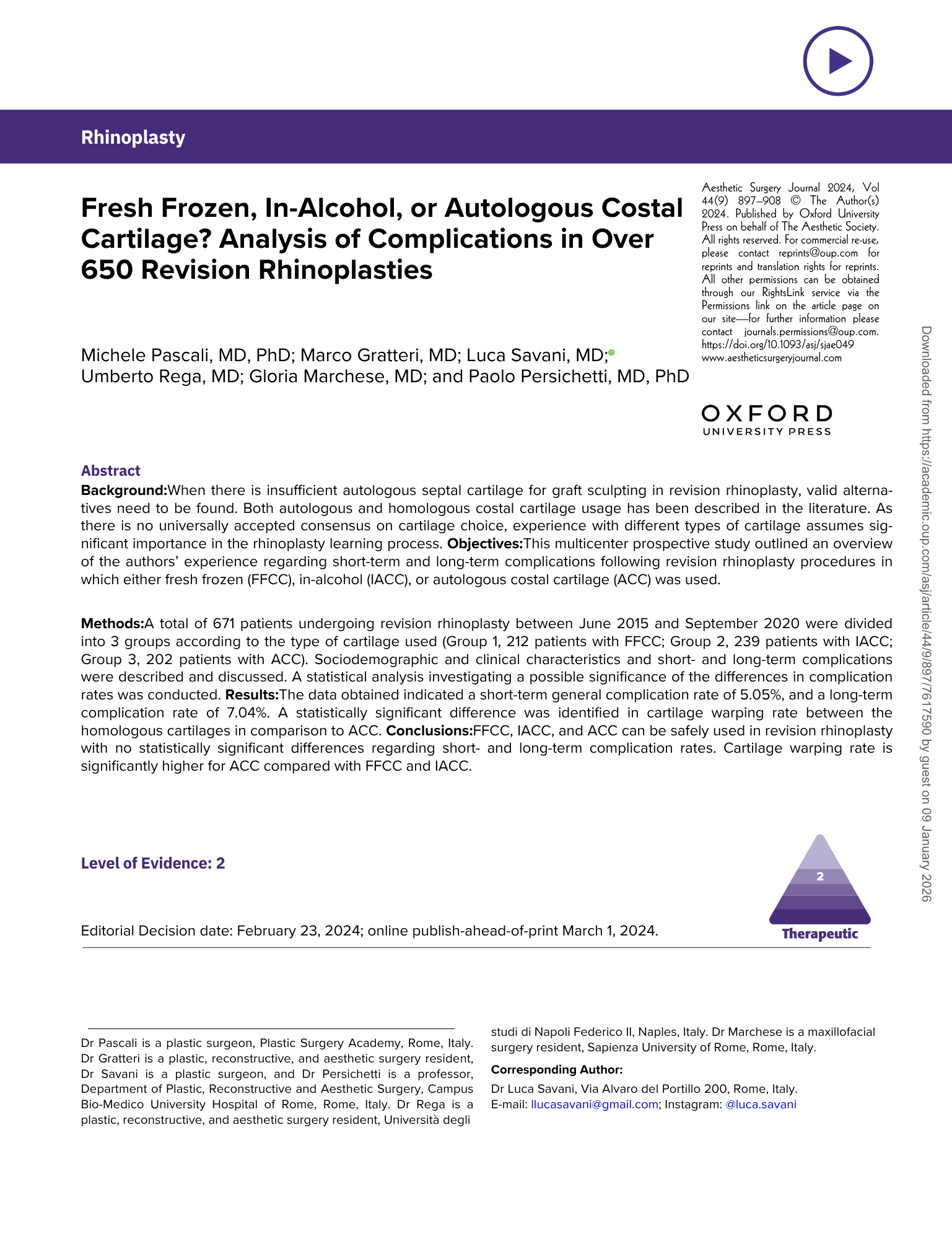 Articolo scientifico sulla rinoplastica, con risultati, evidenza e dettagli di autori e pubblicazione, evidenziato con una grafica a forma di piramide in basso a destra.