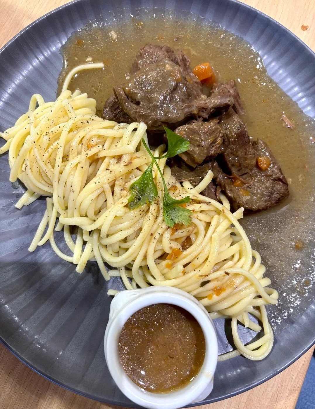 Laissez-vous s&eacute;duire par nos linguini fondants accompagn&eacute;s de tendres morceaux de b&oelig;uf napp&eacute;s d&rsquo;une sauce savoureuse et g&eacute;n&eacute;reuse&hellip;

#restaurant #lekikalou #caen #foliecouvrechef #assiettegourmande