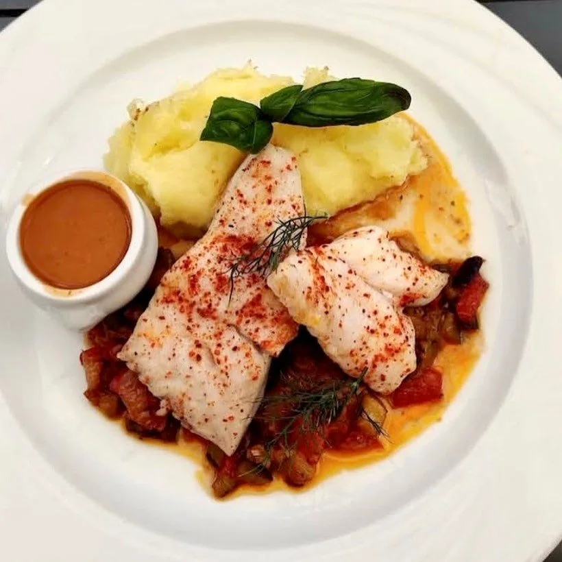 Exemple de plats du menu midi au restaurant le Kikalou&hellip;
1 => pav&eacute;  d&rsquo; aiglefin, ratatouille et &eacute;craser de pomme de terre,  creme de crustac&eacute;s

2 => cabillaud planch&eacute;, cr&egrave;me camembert, asperges et 