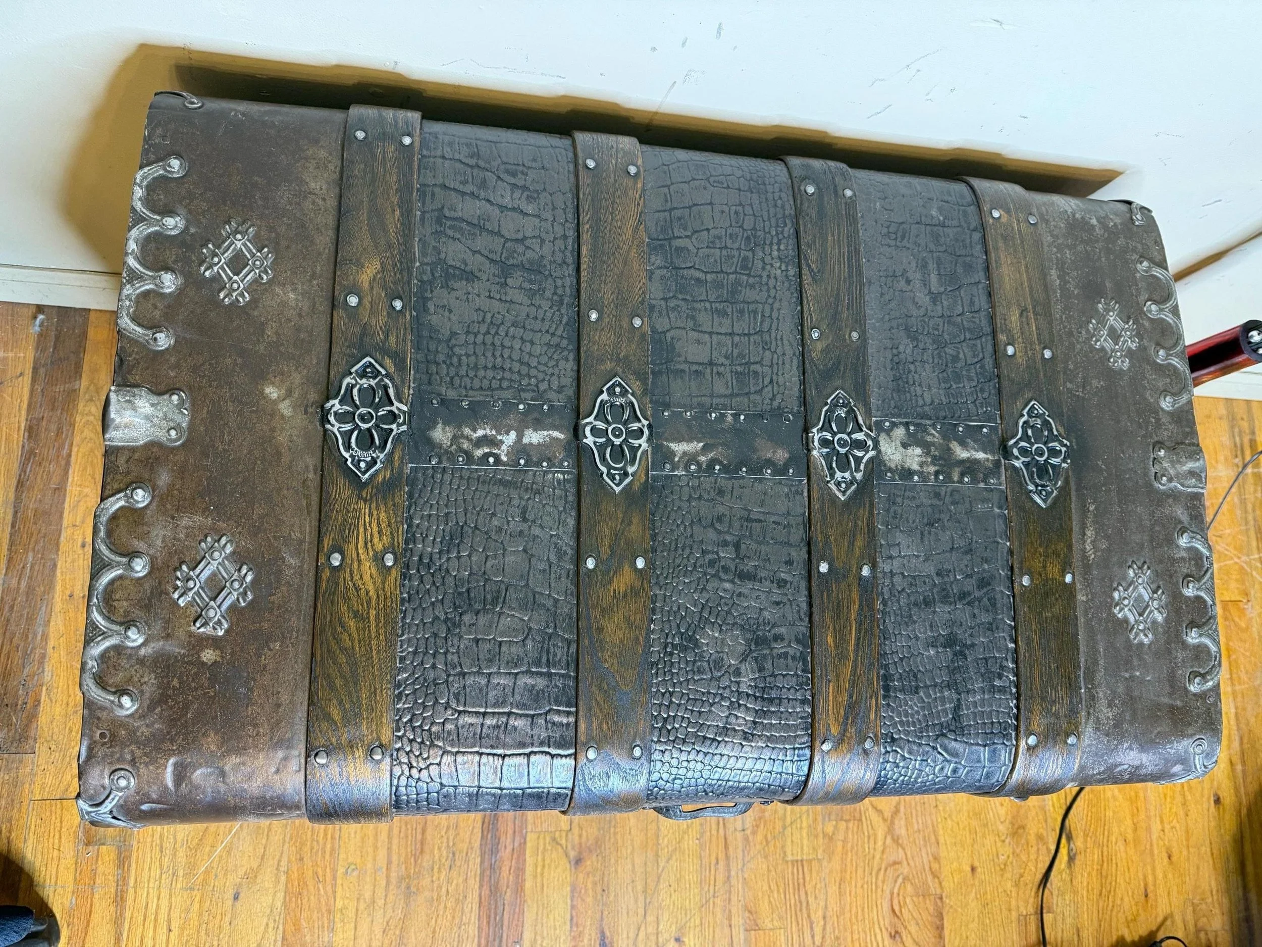 Refined walnut finish on solid oak wood slats with a high-gloss polyurethane coating.