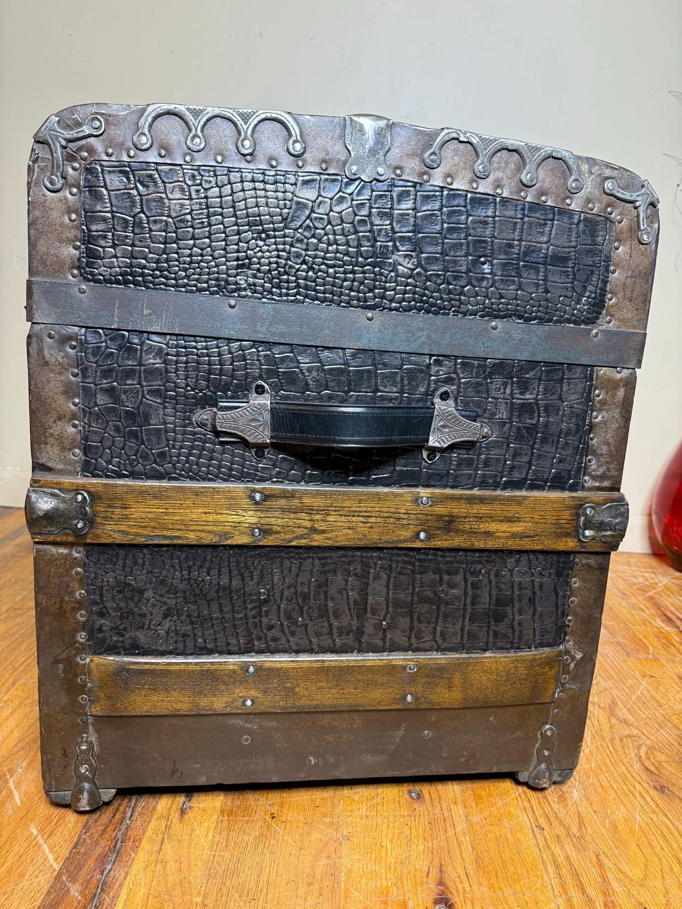 Side profile highlighting the rare monitor style waterfall front edge profile.